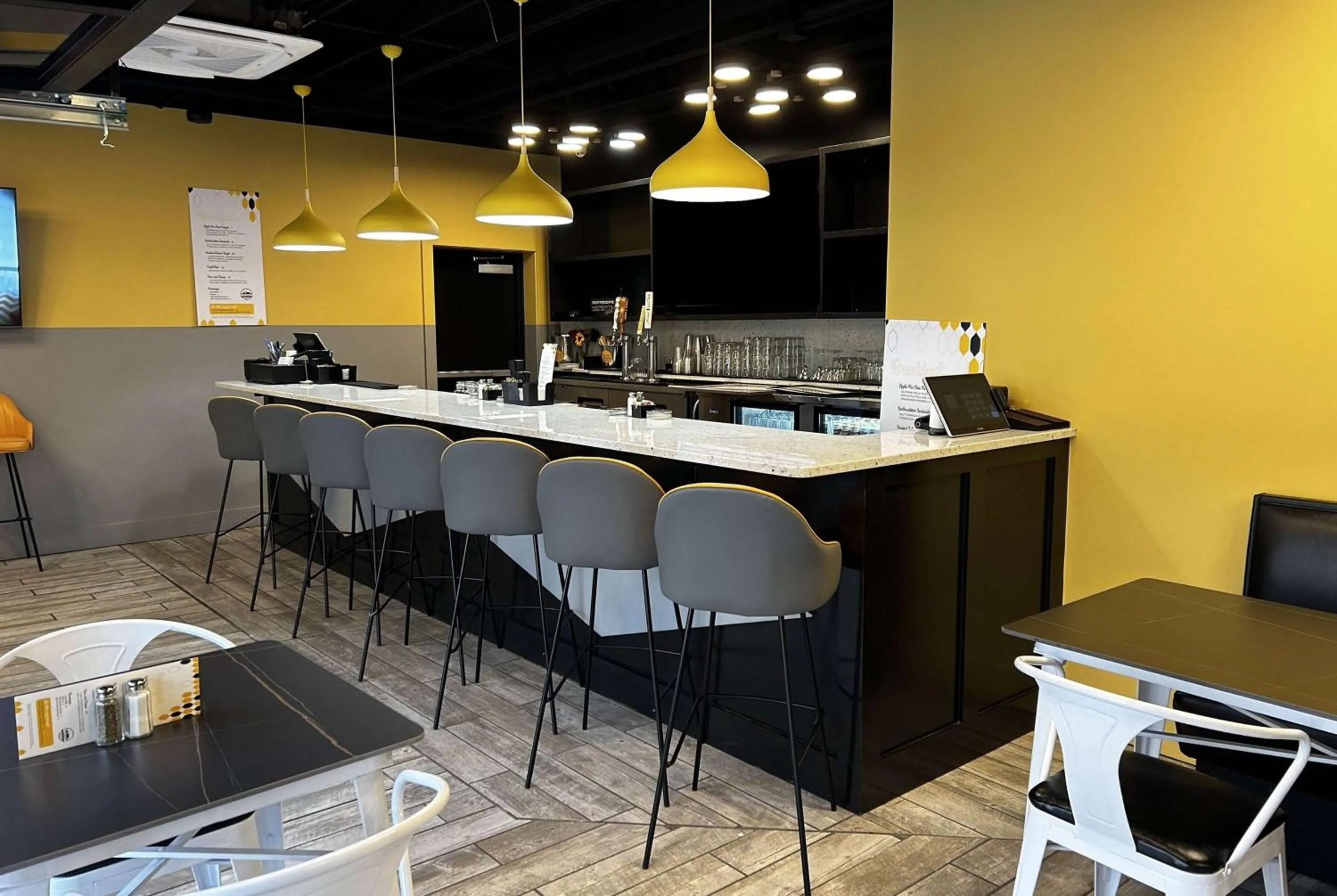 Restaurant/places to eat in Hotel Bo, a Days Inn by Wyndham Chattanooga Downtown