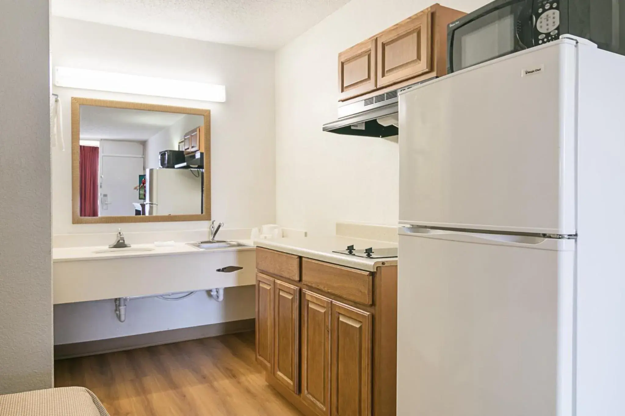 Standard Room with One Queen Bed Kitchenette Disability Access Roll-In Shower Smoking in Red Roof Inn Forsyth Standard Room with One Queen Bed Kitchenette Disability Access Roll-In Shower Smoking in Red Roof Inn Forsyth