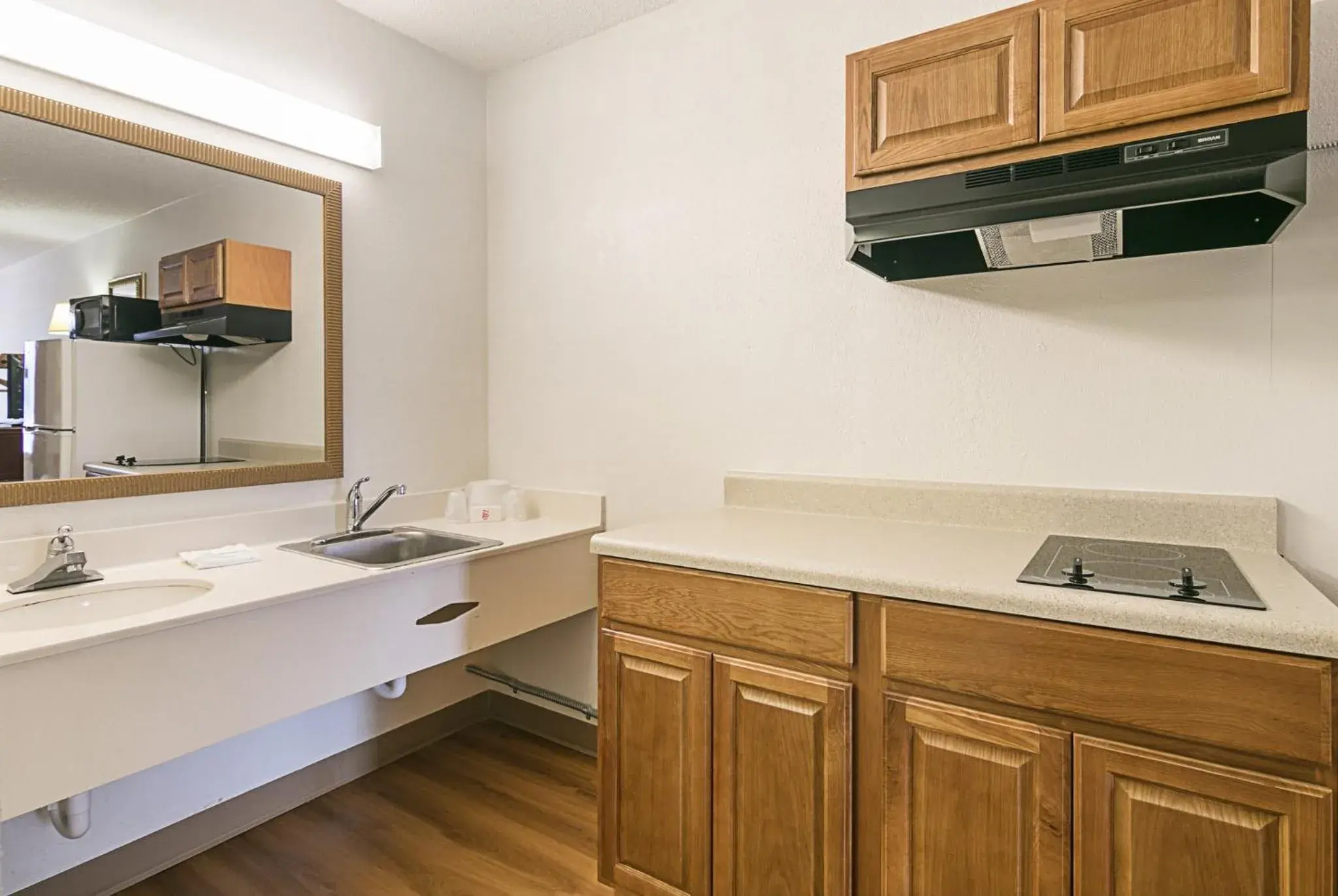 Standard Room with One Queen Bed Kitchenette Disability Access Roll-In Shower Non-Smoking in Red Roof Inn Forsyth Standard Room with One Queen Bed Kitchenette Disability Access Roll-In Shower Non-Smoking in Red Roof Inn Forsyth