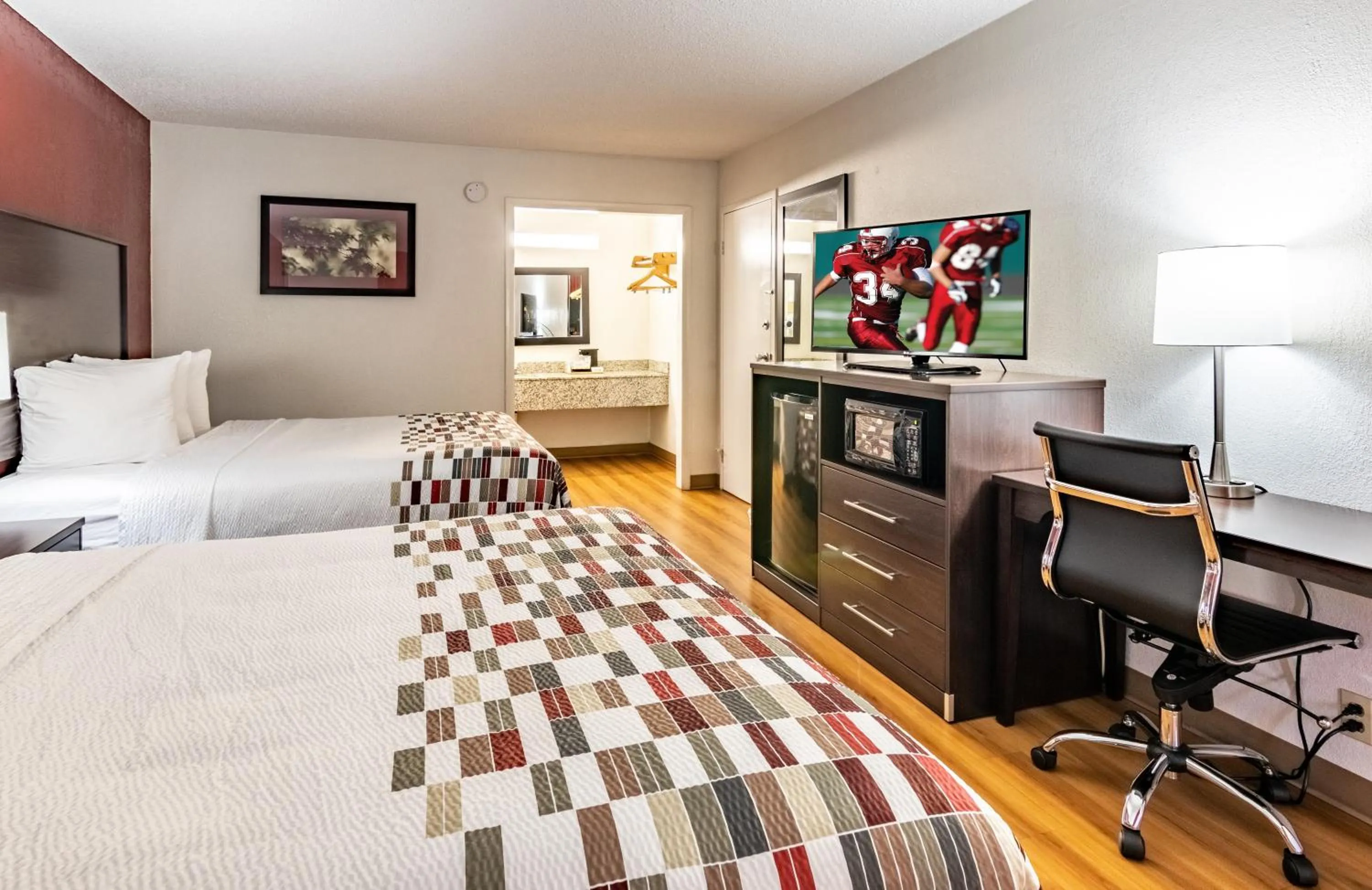 Photo of the whole room, Bed in Red Roof Inn Forsyth