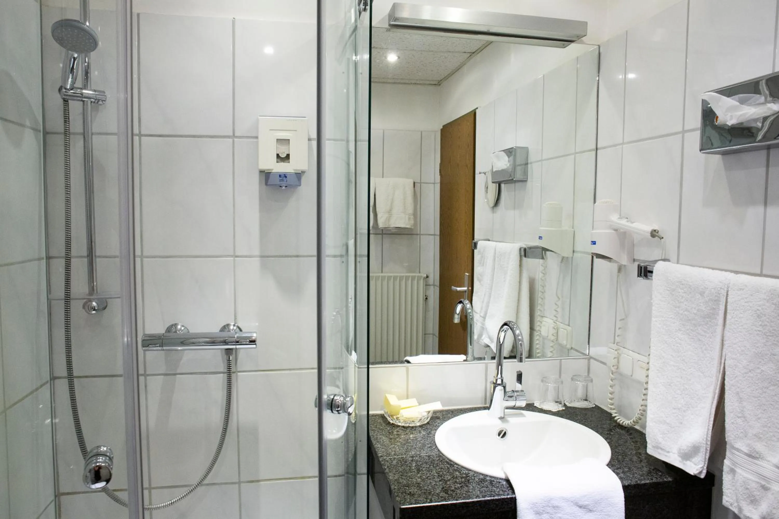 Bathroom in Lampes Posthotel