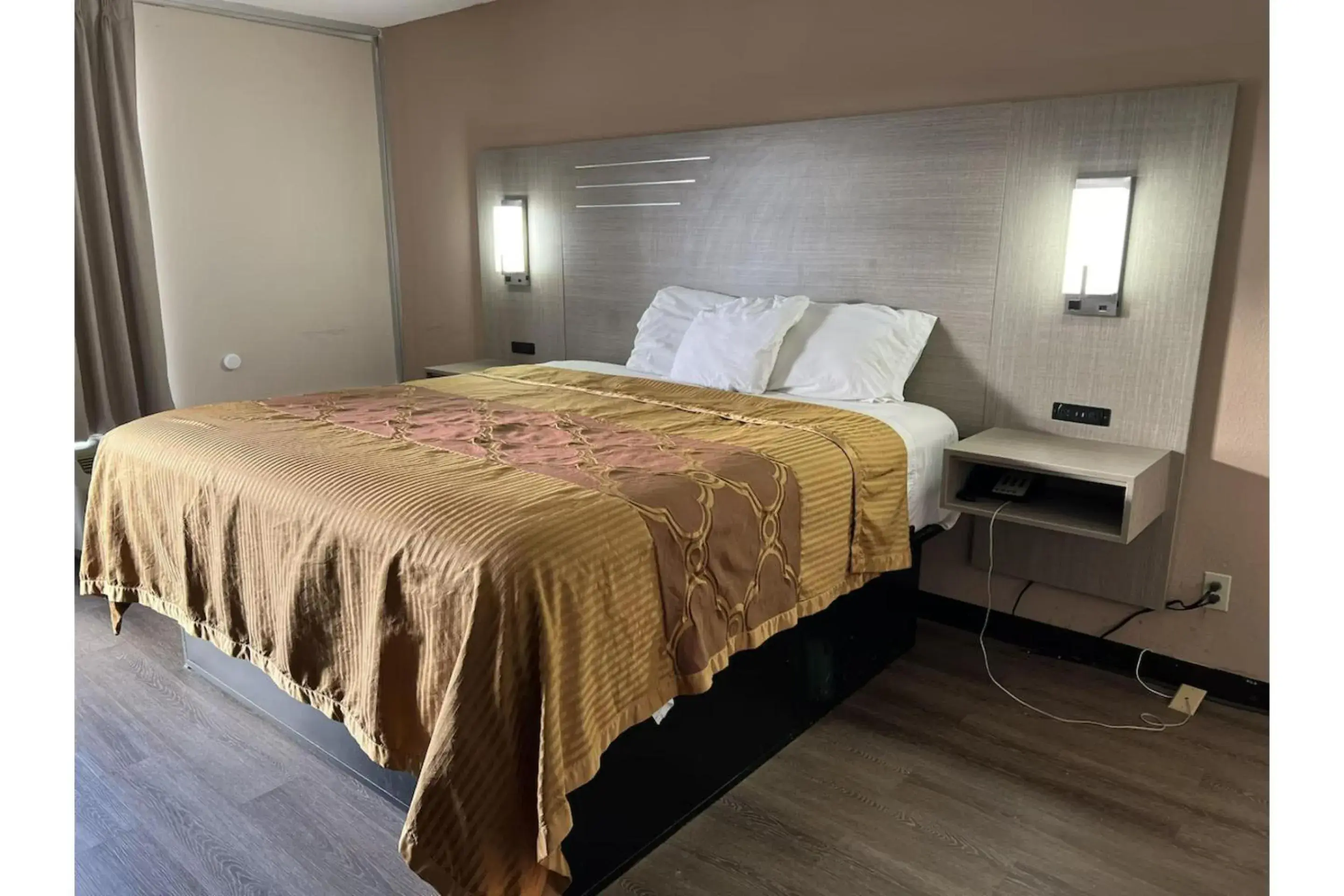 Deluxe King Bed Smoking in Western Motel By OYO Hattiesburg Deluxe King Bed Smoking in Western Motel By OYO Hattiesburg