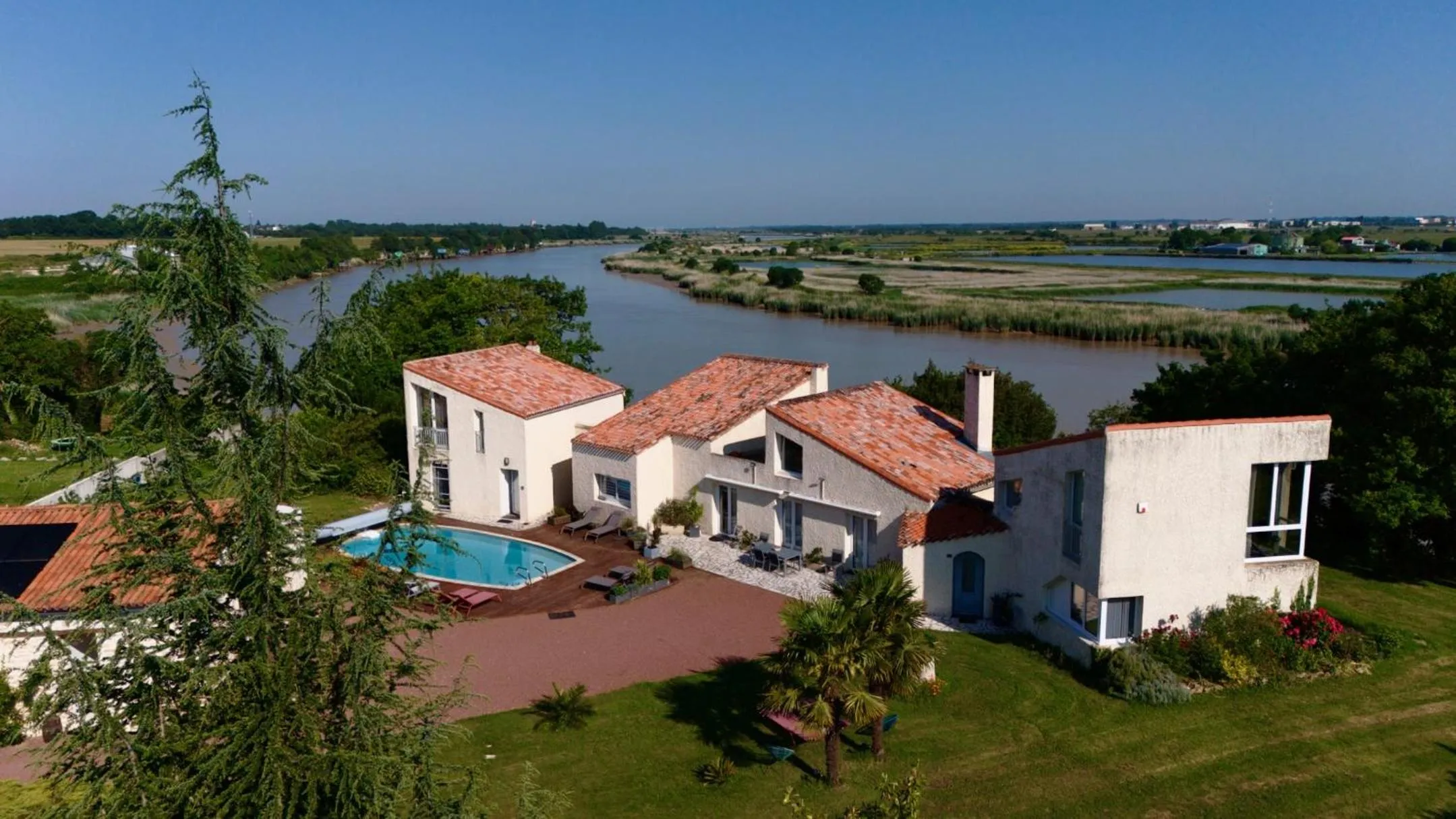 Property building in La Charentine