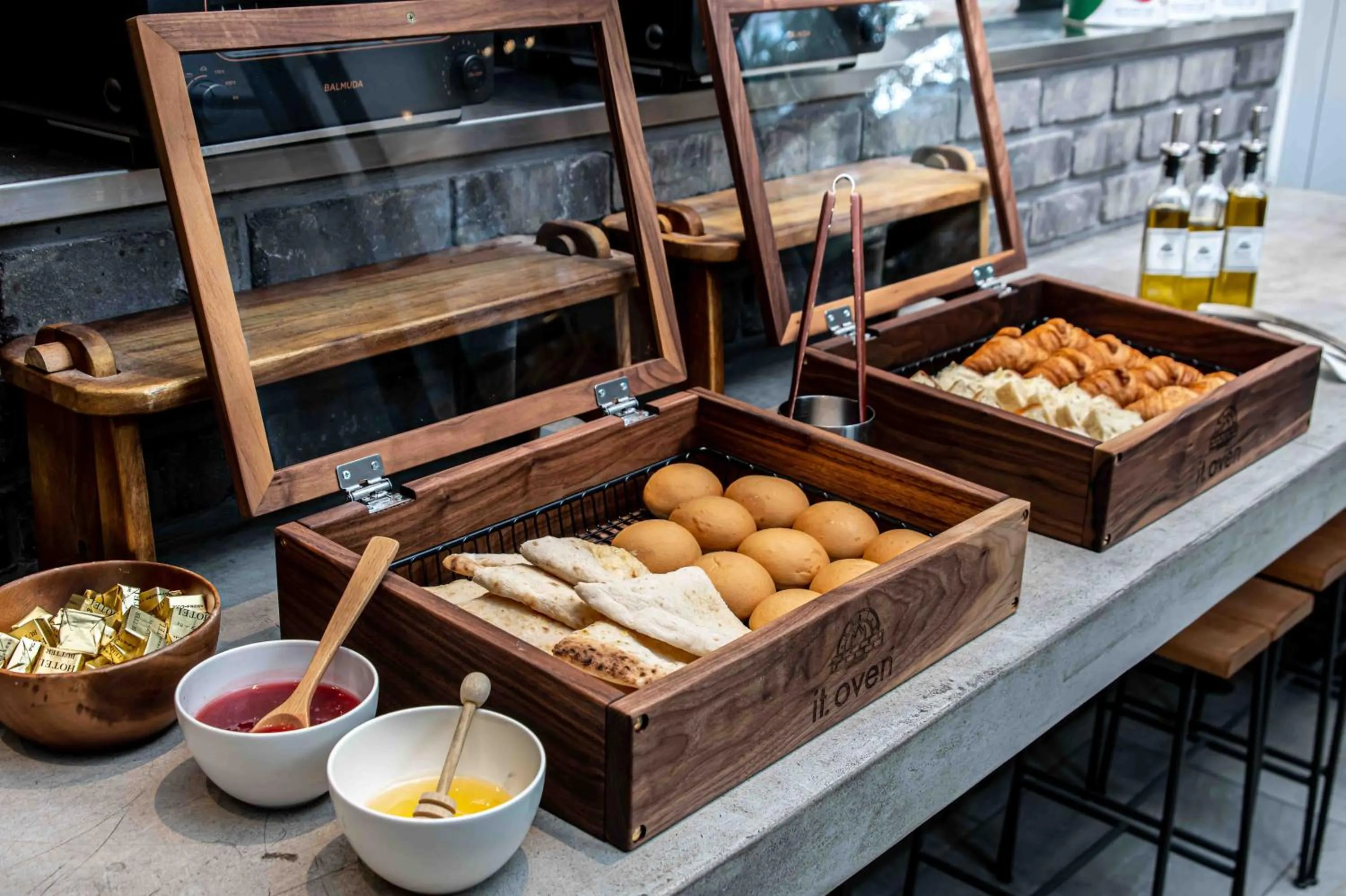 Restaurant/places to eat in Hotel It Osaka Shinmachi