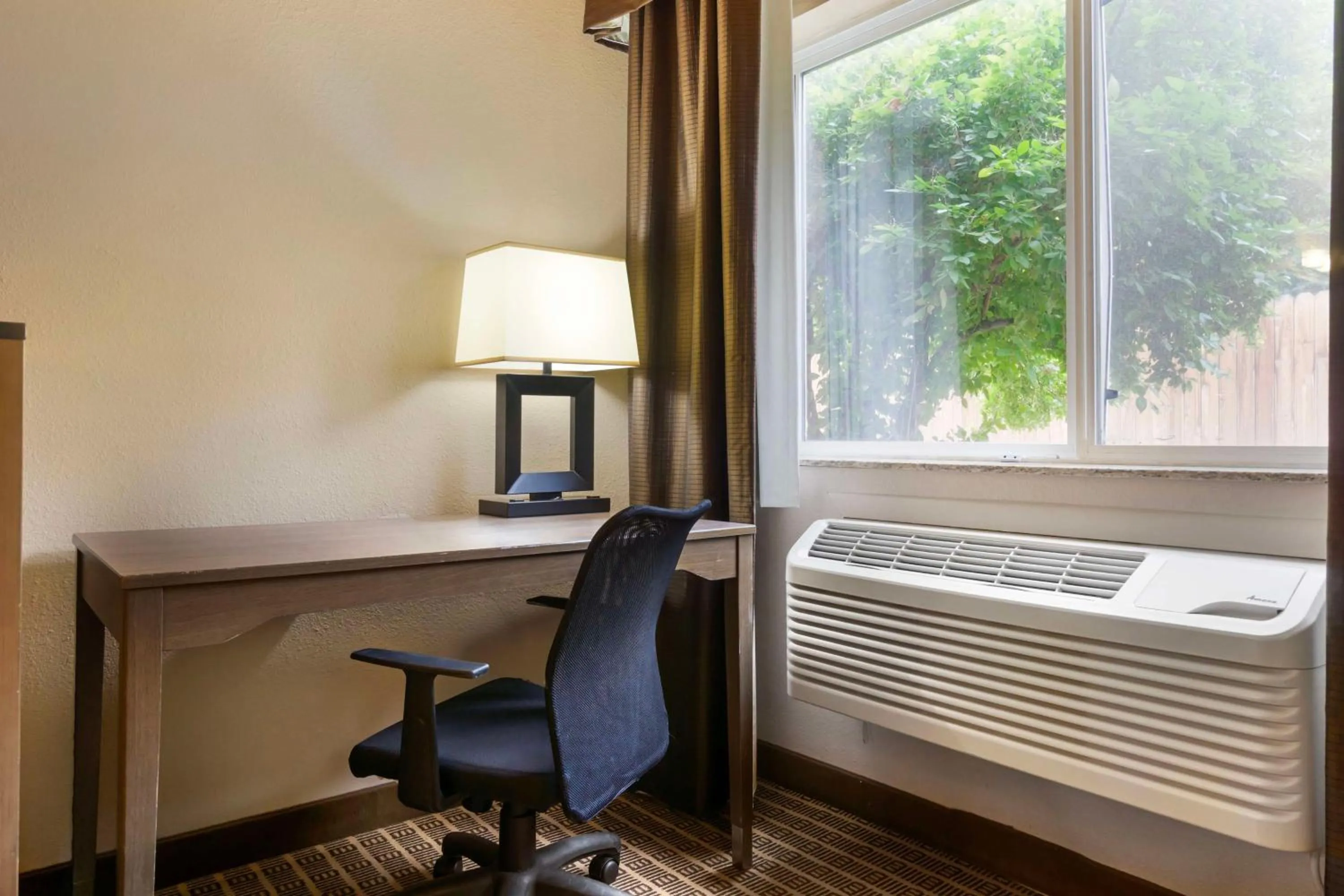 Bedroom in Best Western Plus Yakima Hotel