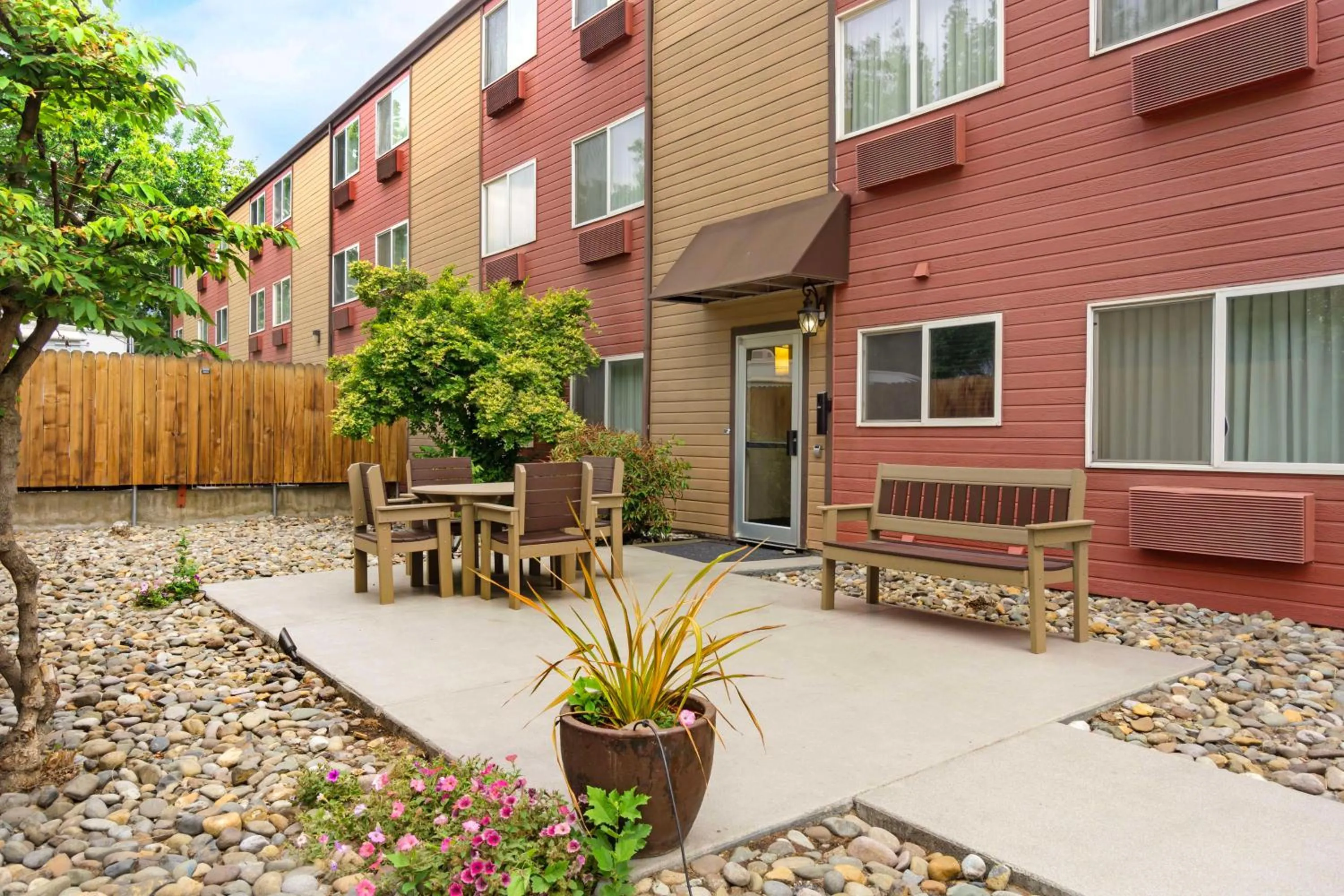 Property building in Best Western Plus Yakima Hotel