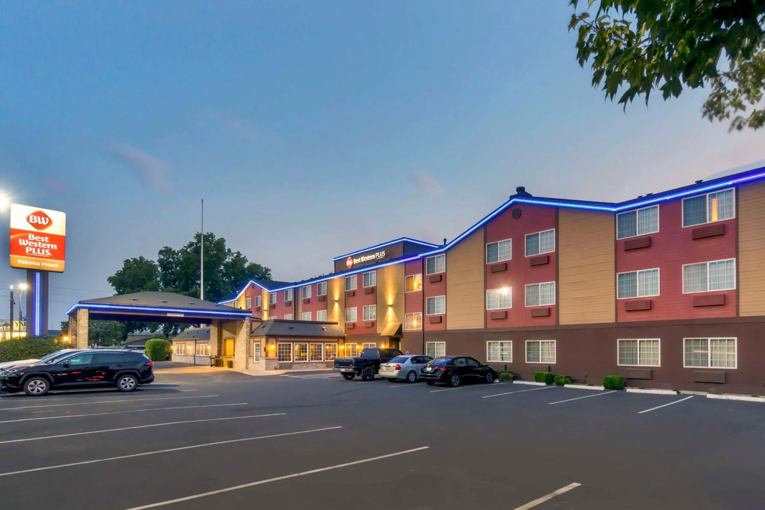 Property building in Best Western Plus Yakima Hotel