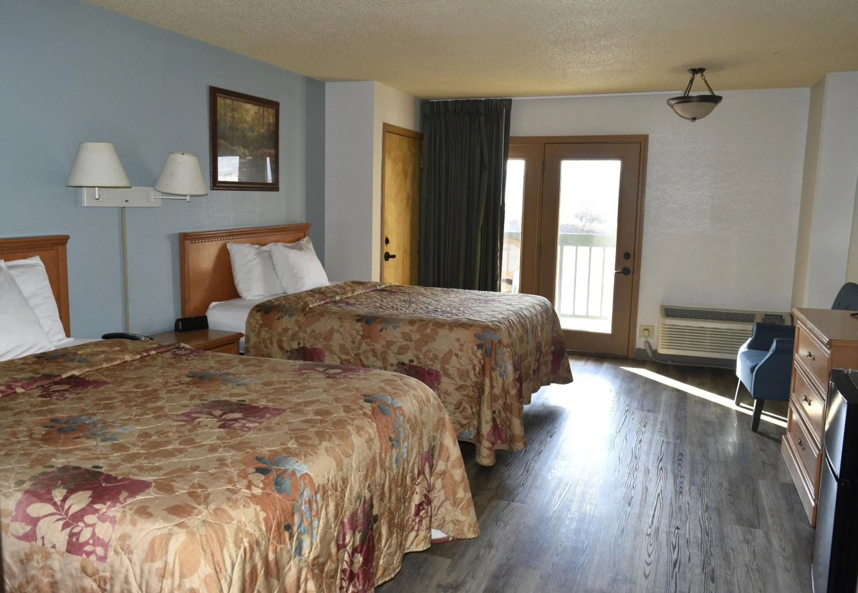 Bedroom, Bed in Grand Smokies Resort Lodge Pigeon Forge