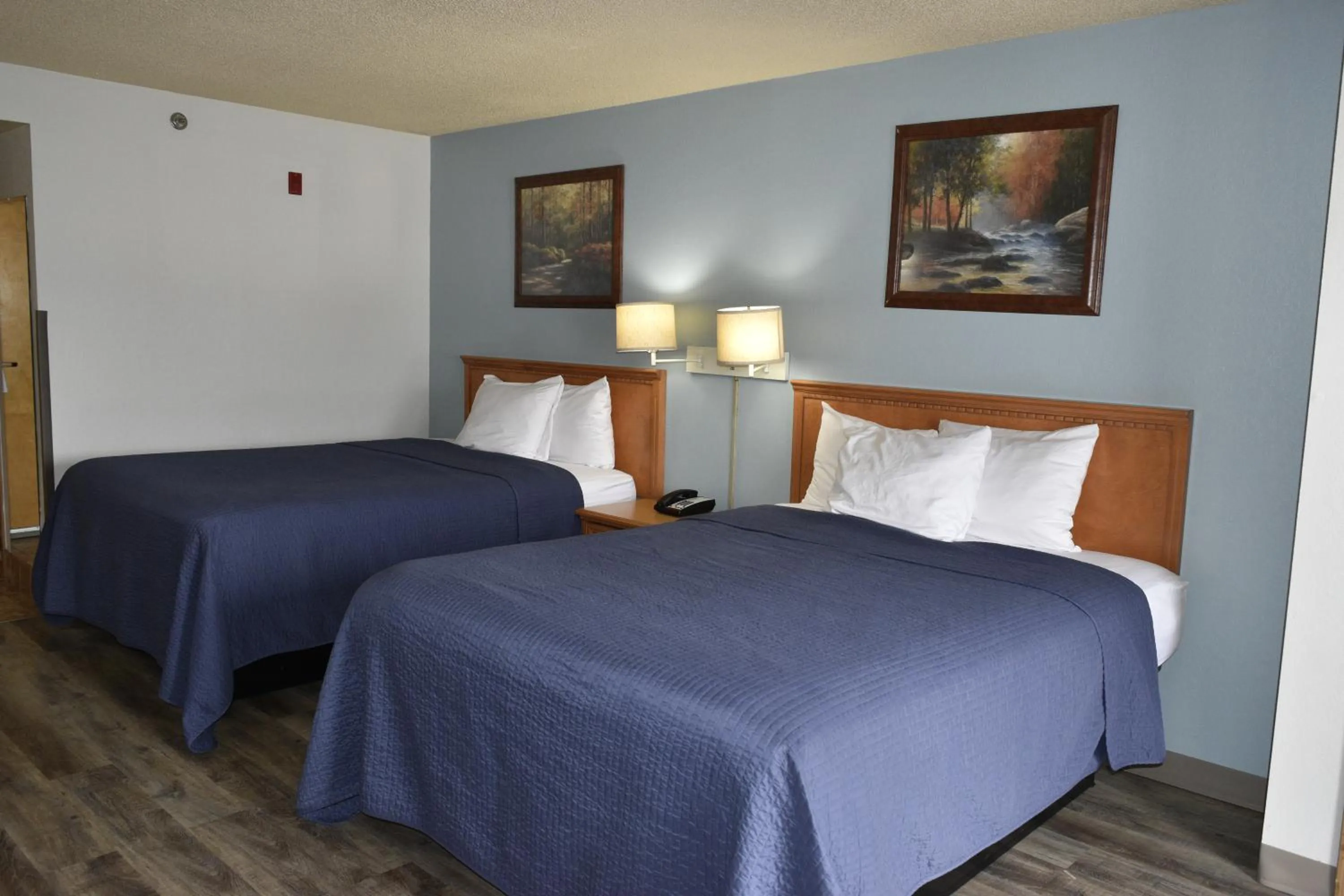 Bedroom, Bed in Grand Smokies Resort Lodge Pigeon Forge