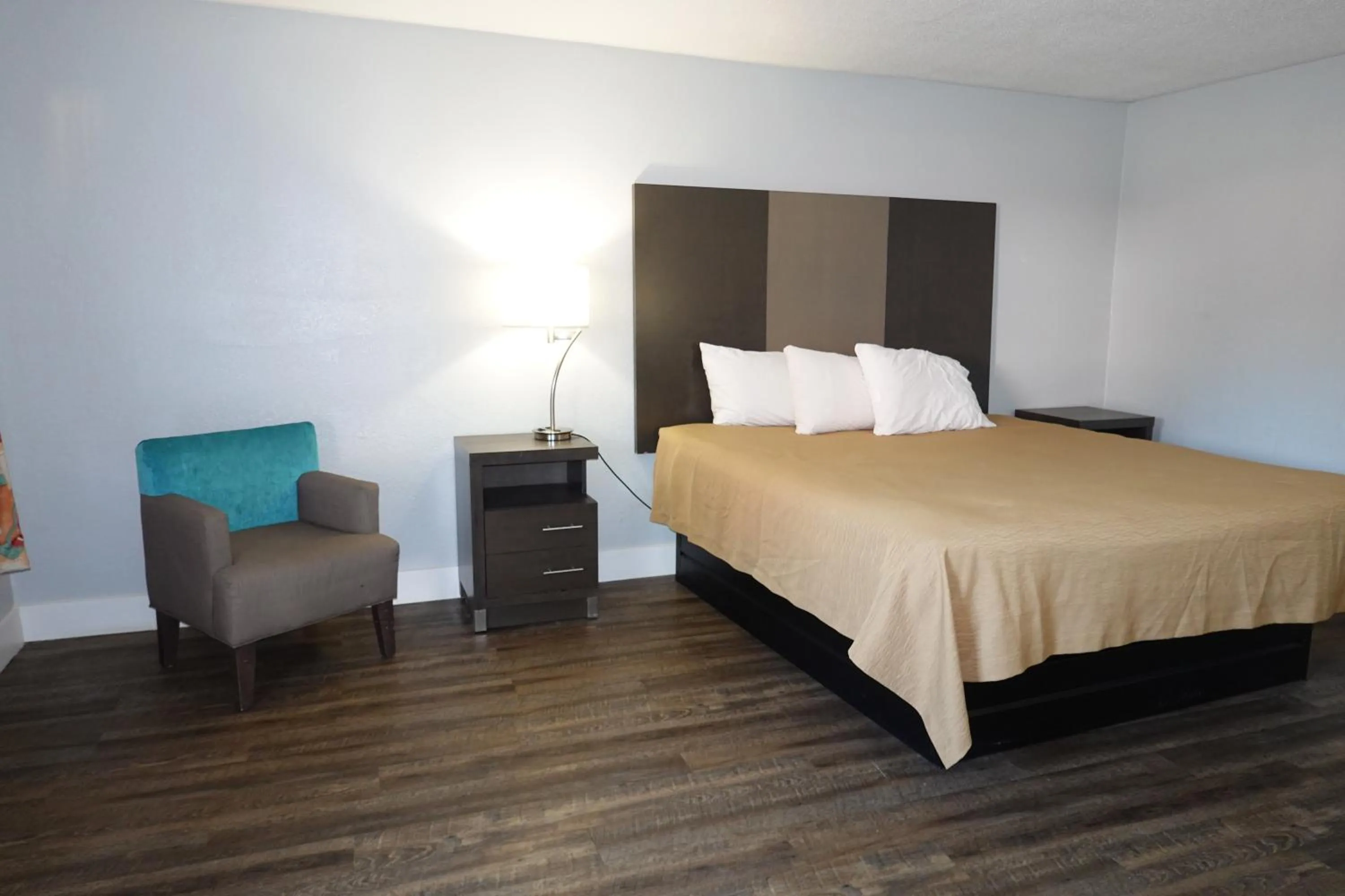 Bed in Cascades Motel - Chattanooga