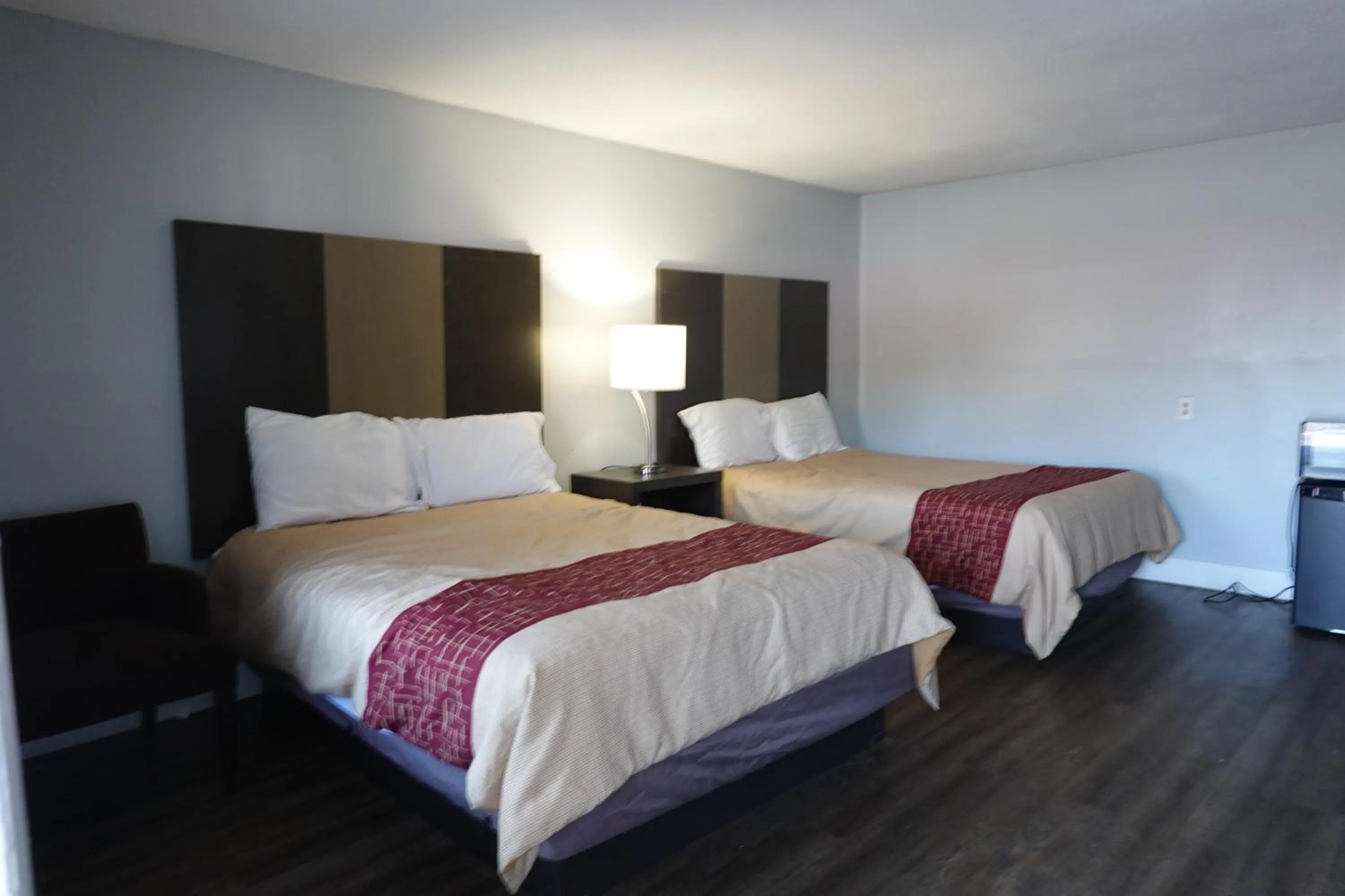 Bed in Cascades Motel - Chattanooga