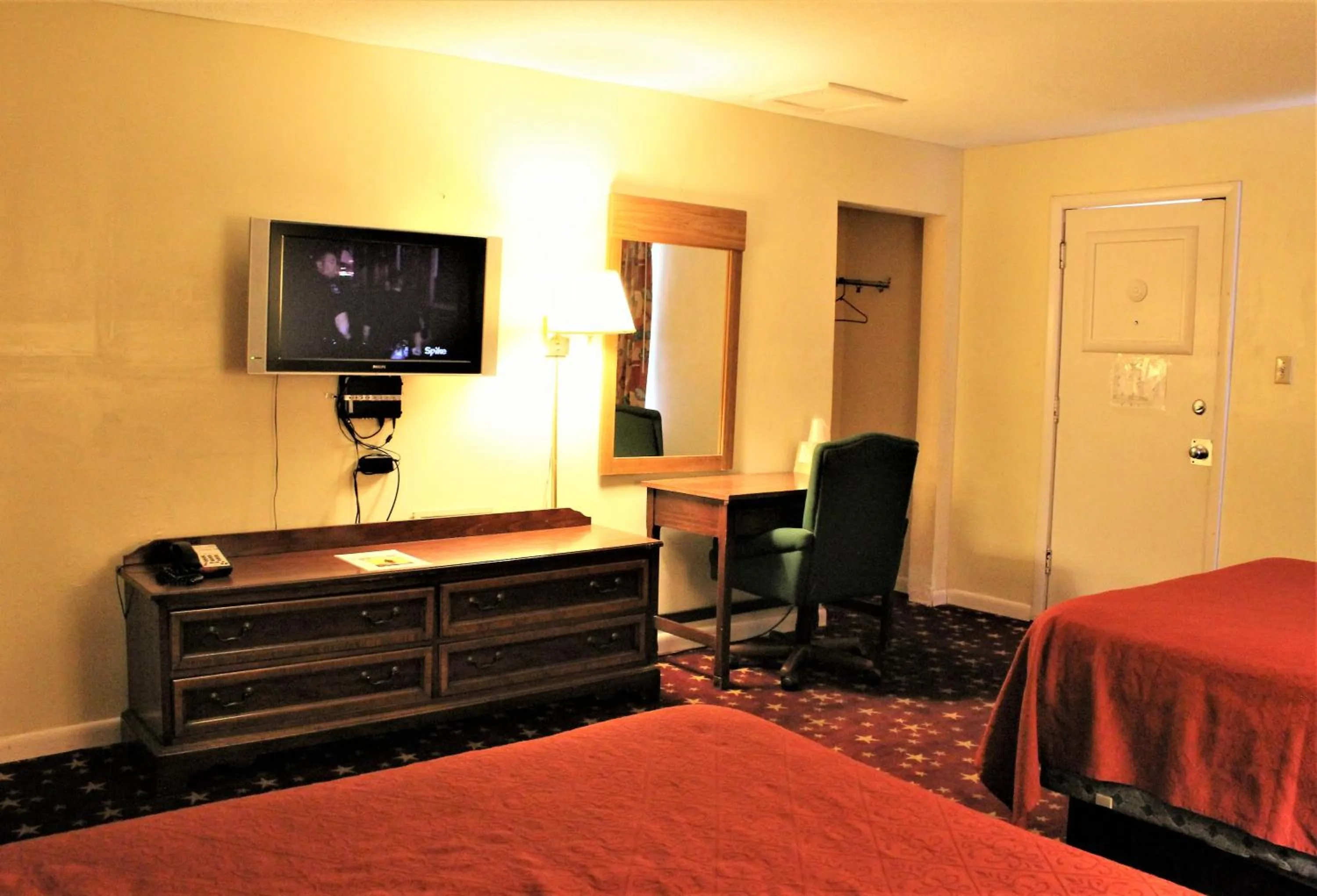 Bed in Cascades Motel - Chattanooga