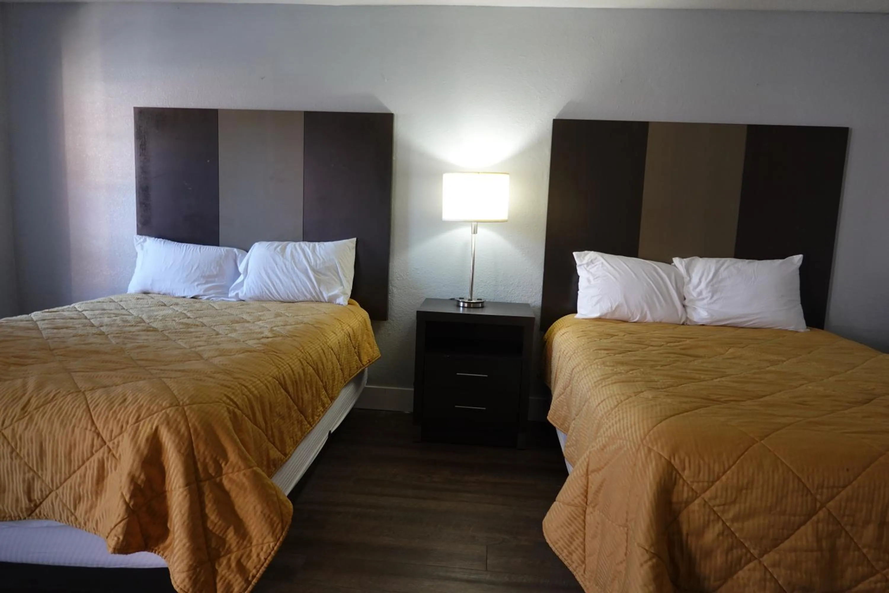 Bed in Cascades Motel - Chattanooga