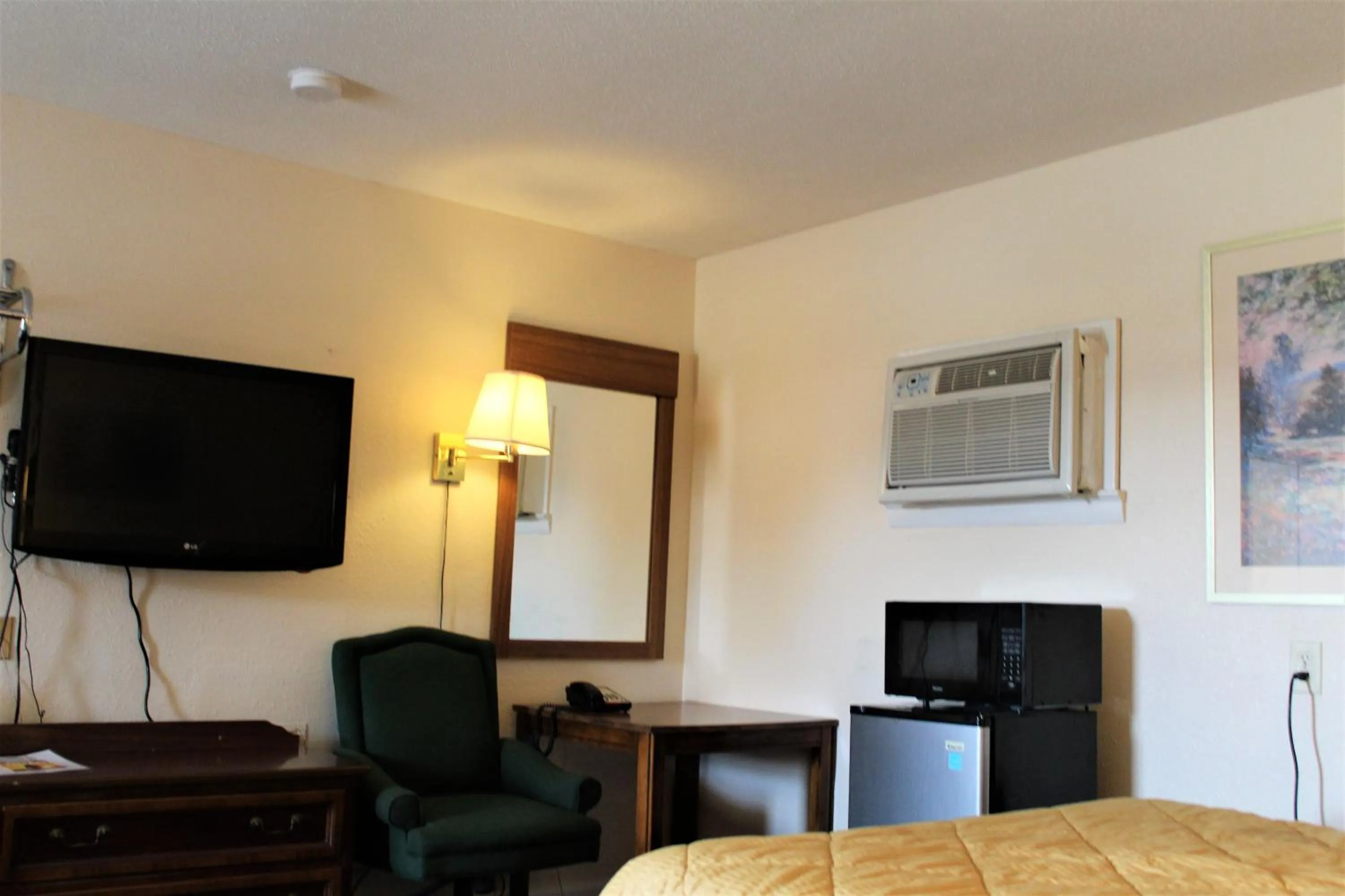 TV and multimedia, Bed in Cascades Motel - Chattanooga