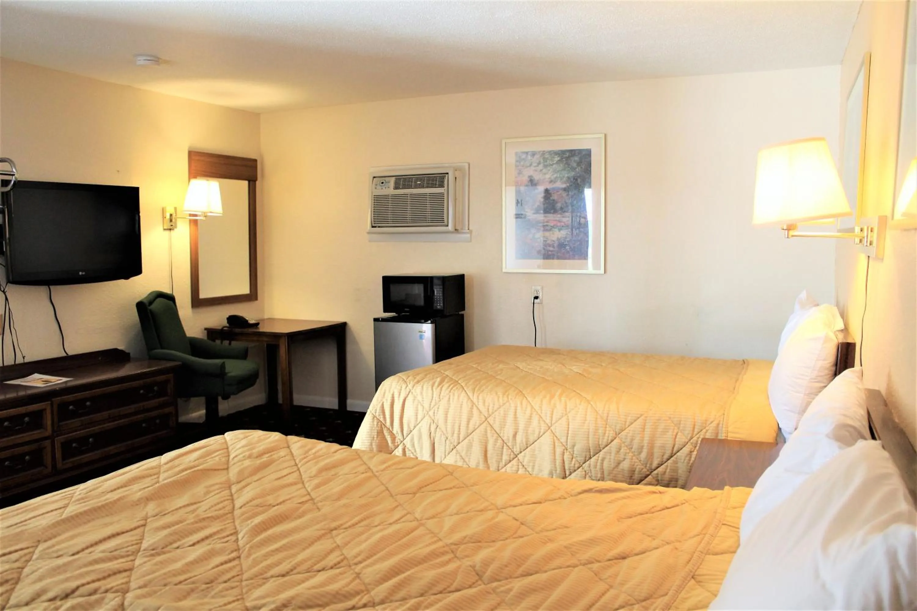 Bed in Cascades Motel - Chattanooga