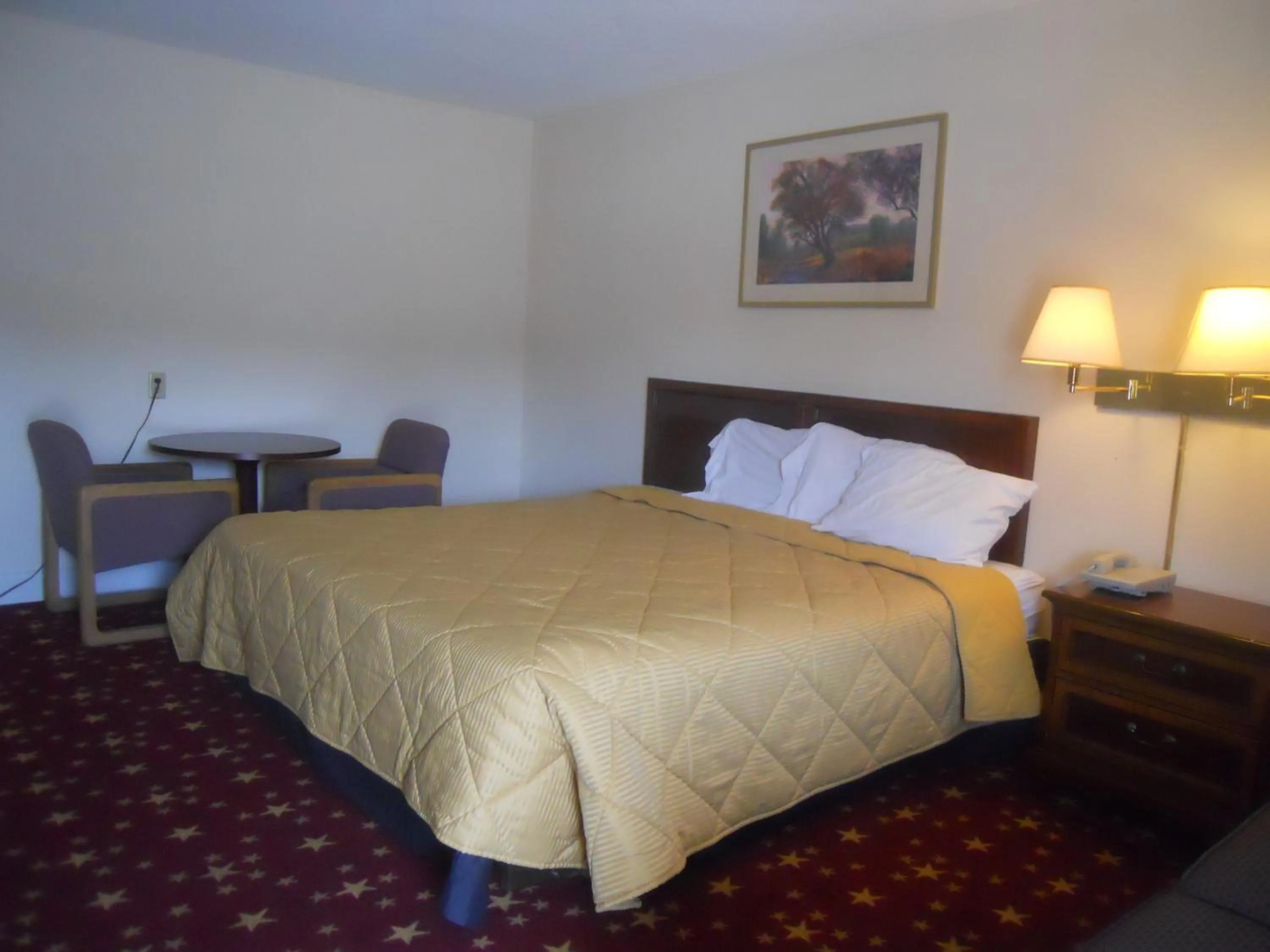 Seating area, Bed in Cascades Motel - Chattanooga