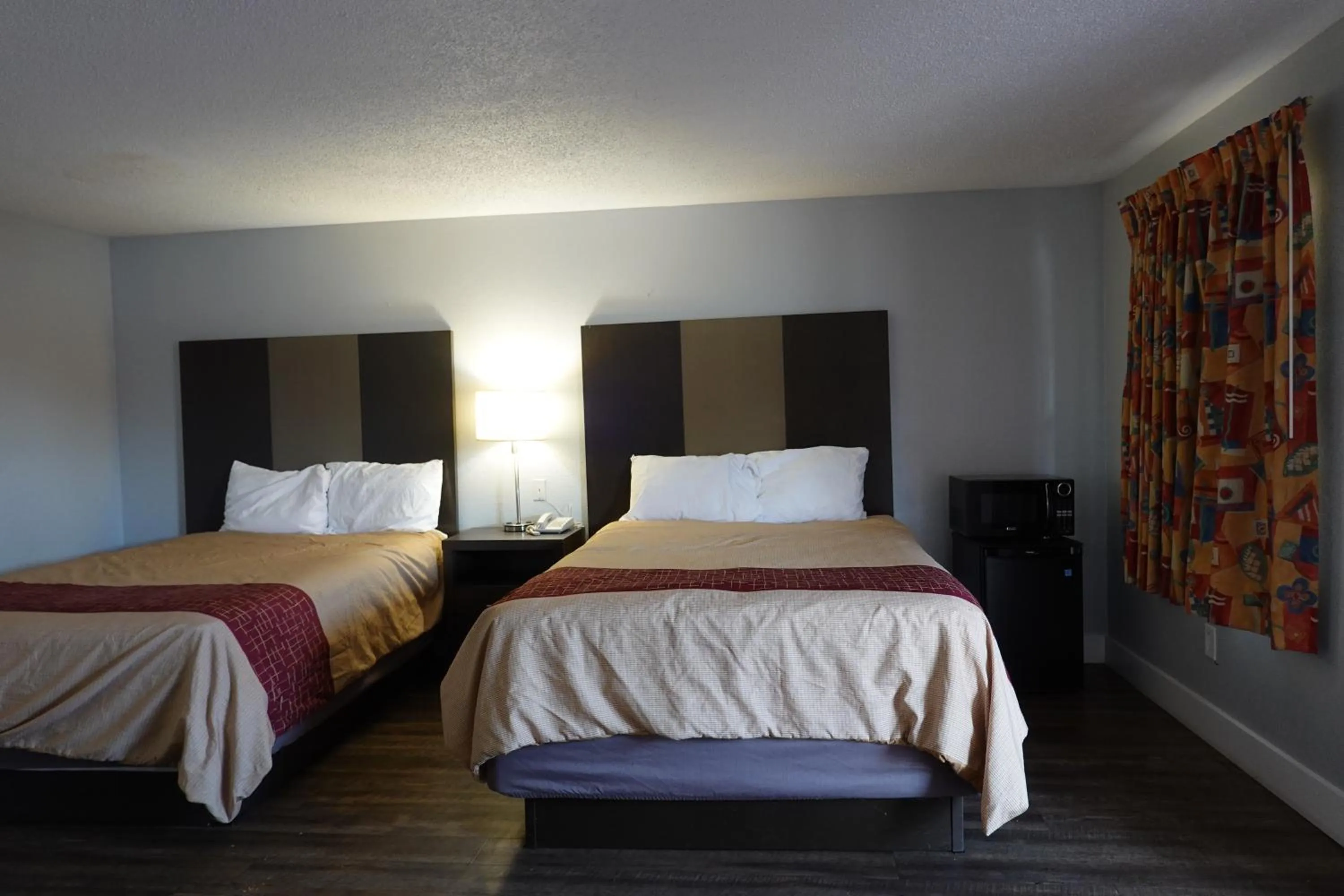 Bed in Cascades Motel - Chattanooga