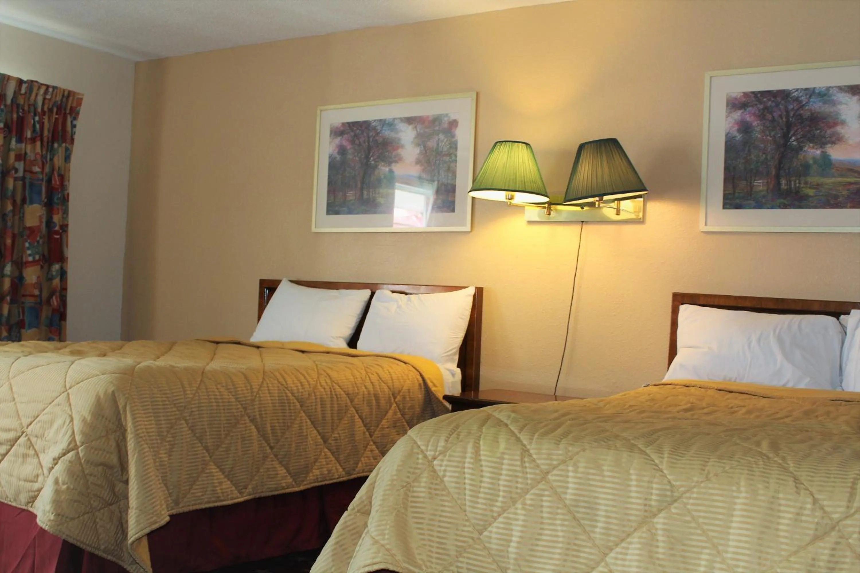 Photo of the whole room, Bed in Cascades Motel - Chattanooga