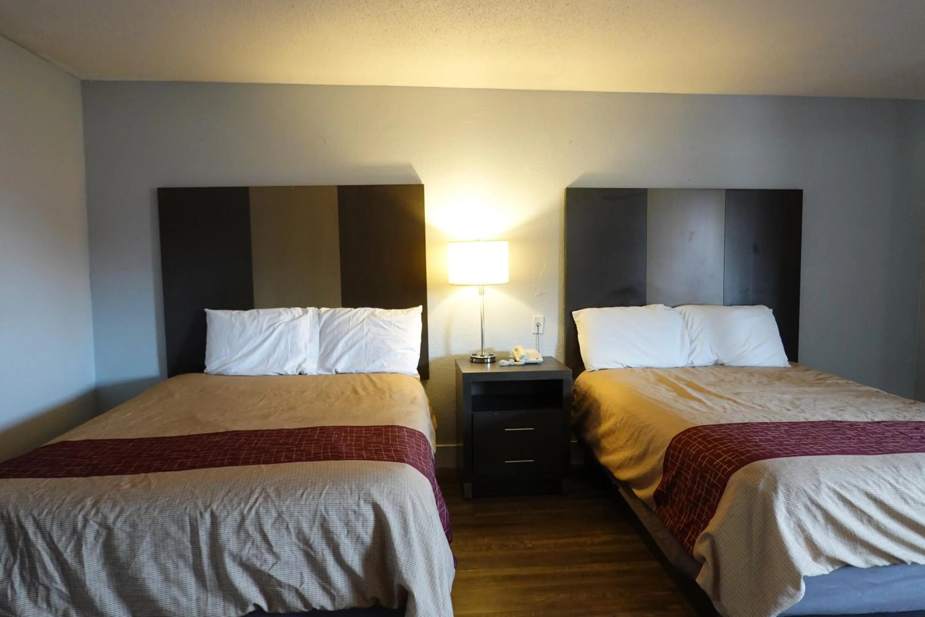 Bed in Cascades Motel - Chattanooga