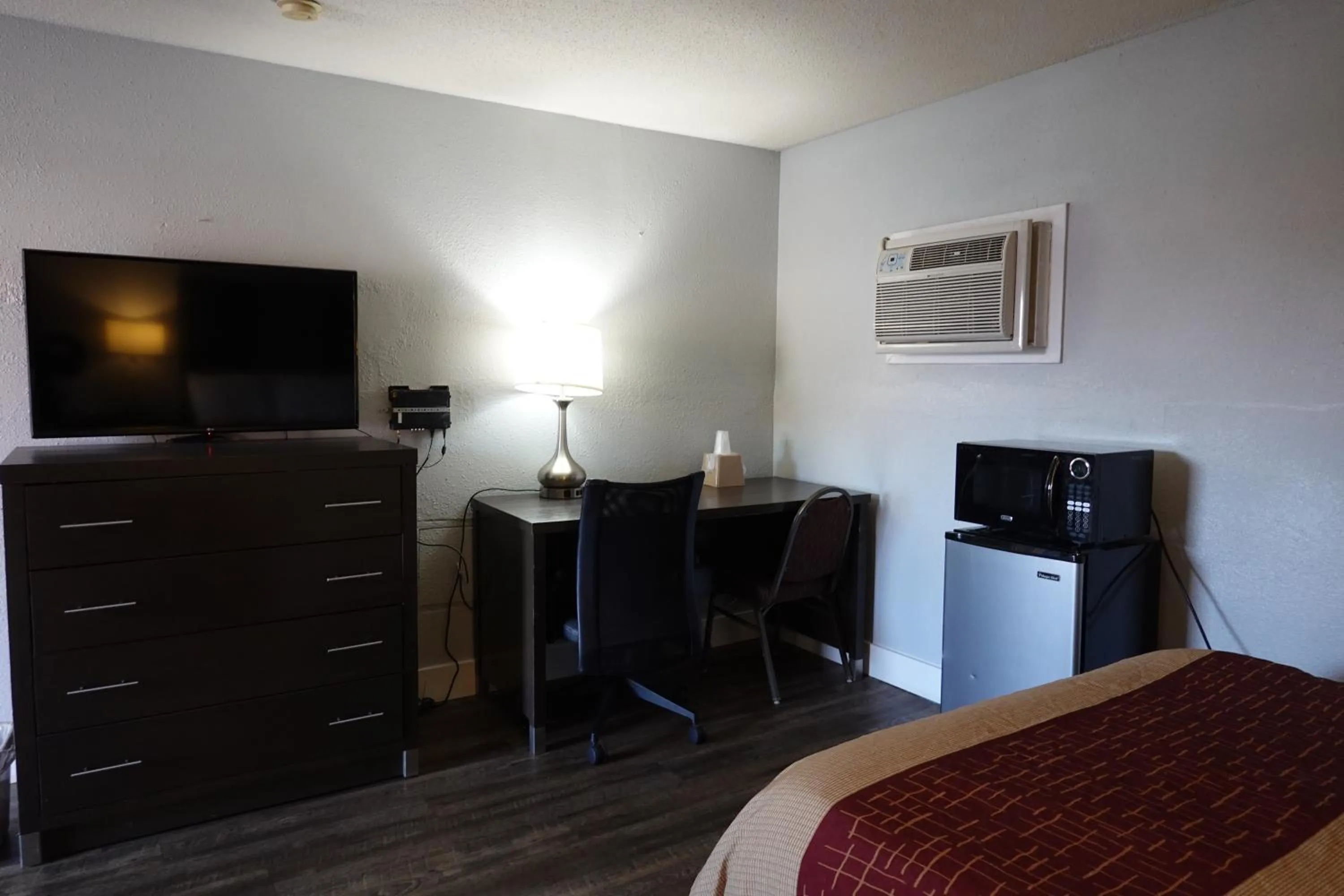 Bed in Cascades Motel - Chattanooga