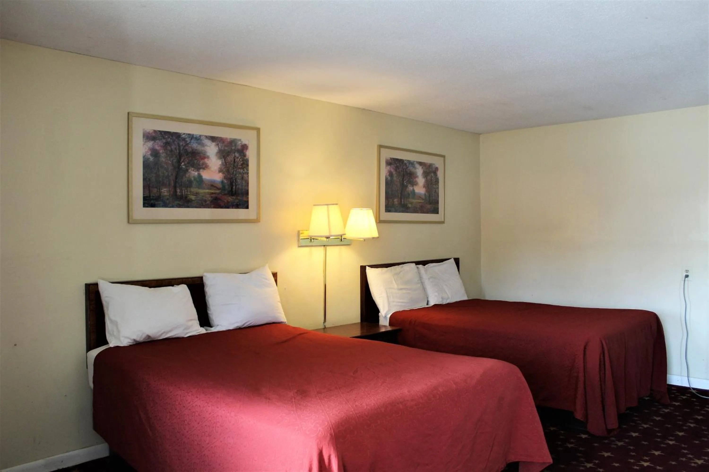 Photo of the whole room, Bed in Cascades Motel - Chattanooga