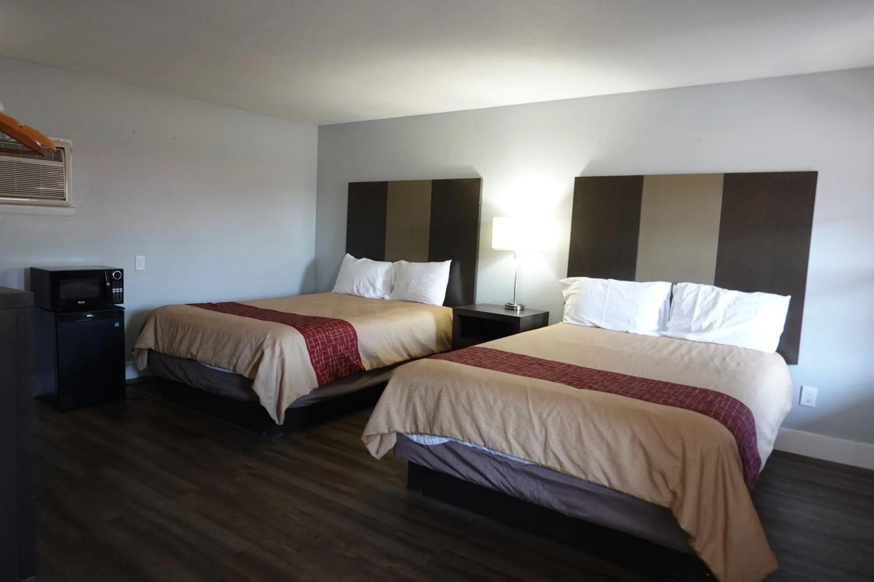 Bed in Cascades Motel - Chattanooga