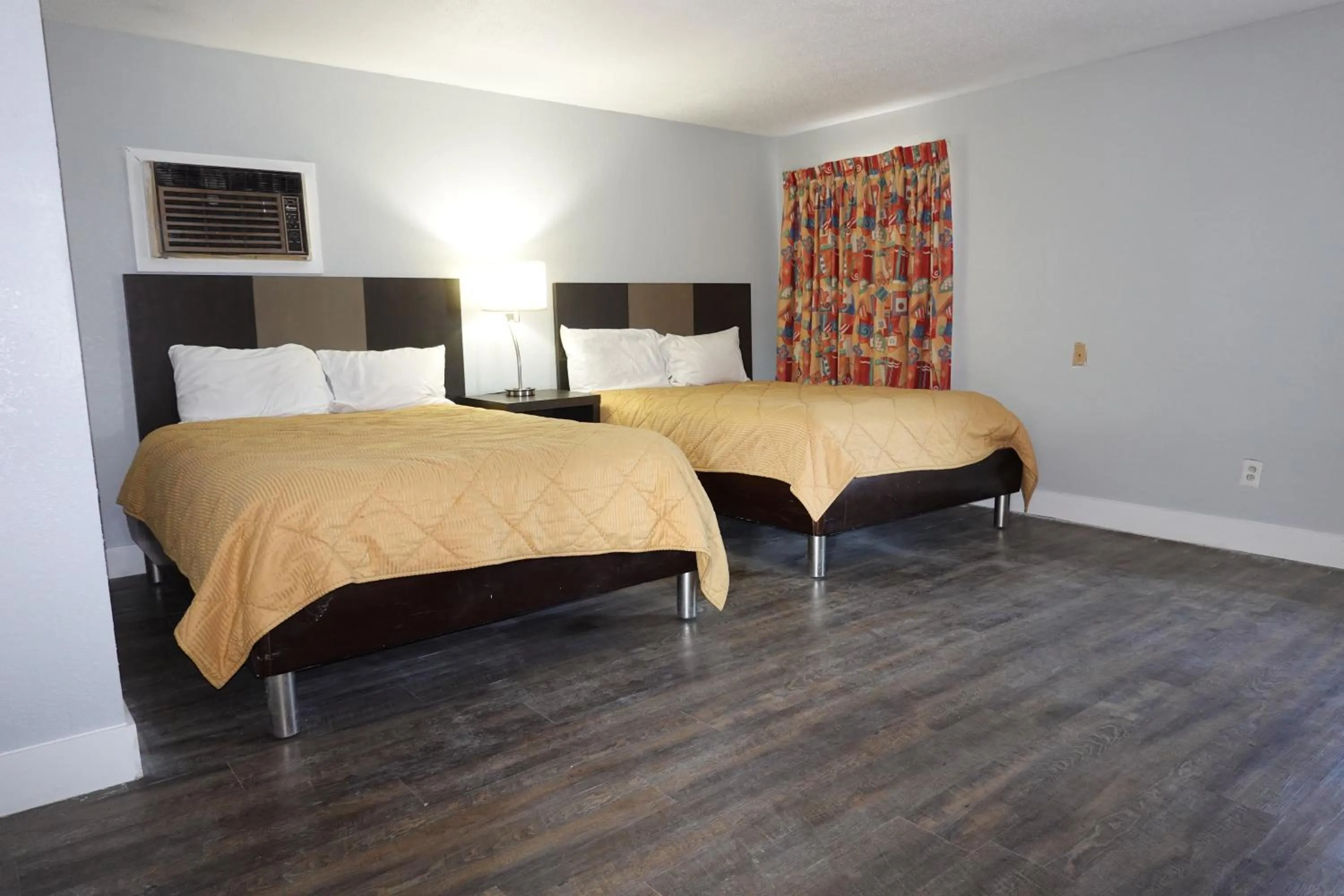 Bed in Cascades Motel - Chattanooga