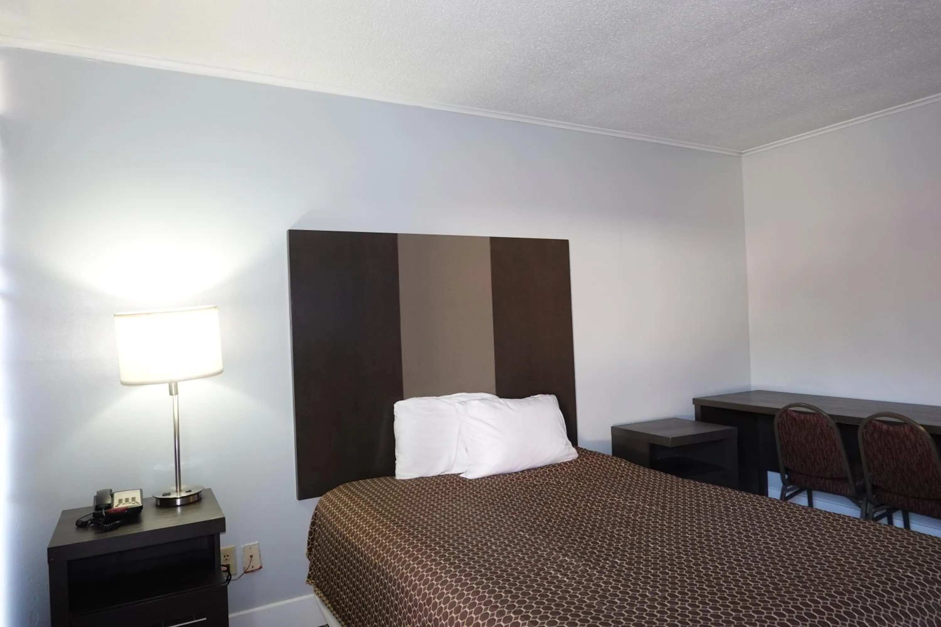 Photo of the whole room, Bed in Cascades Motel - Chattanooga