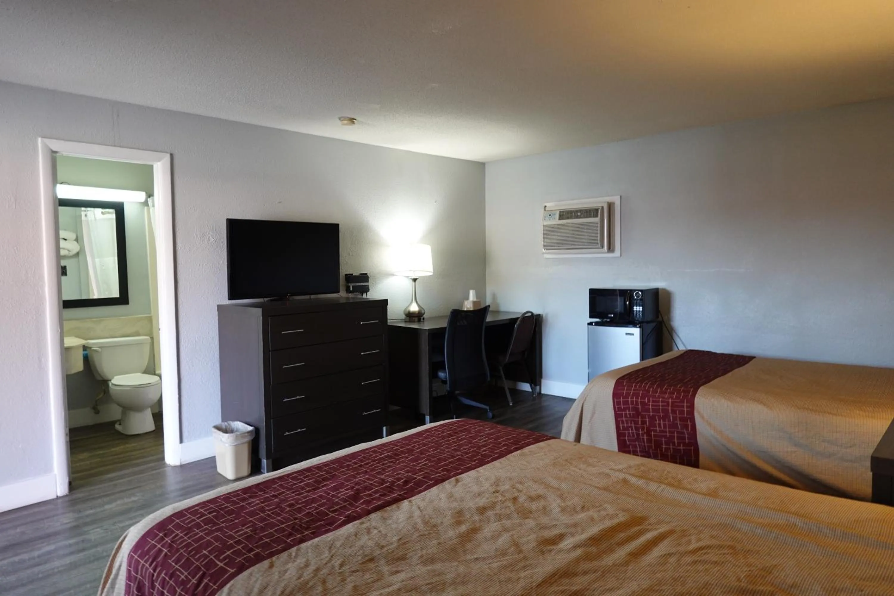 Bed in Cascades Motel - Chattanooga