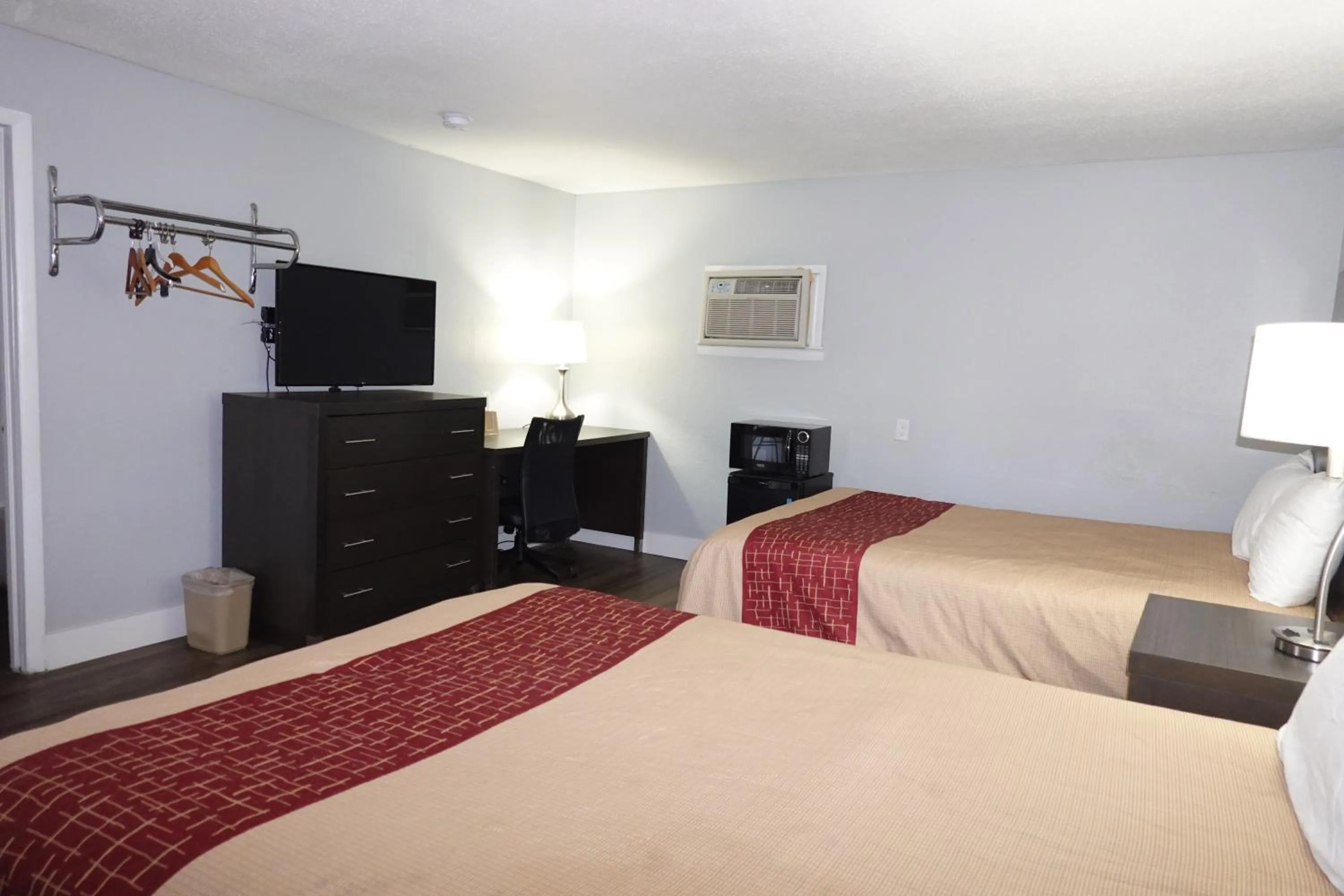 Bed in Cascades Motel - Chattanooga