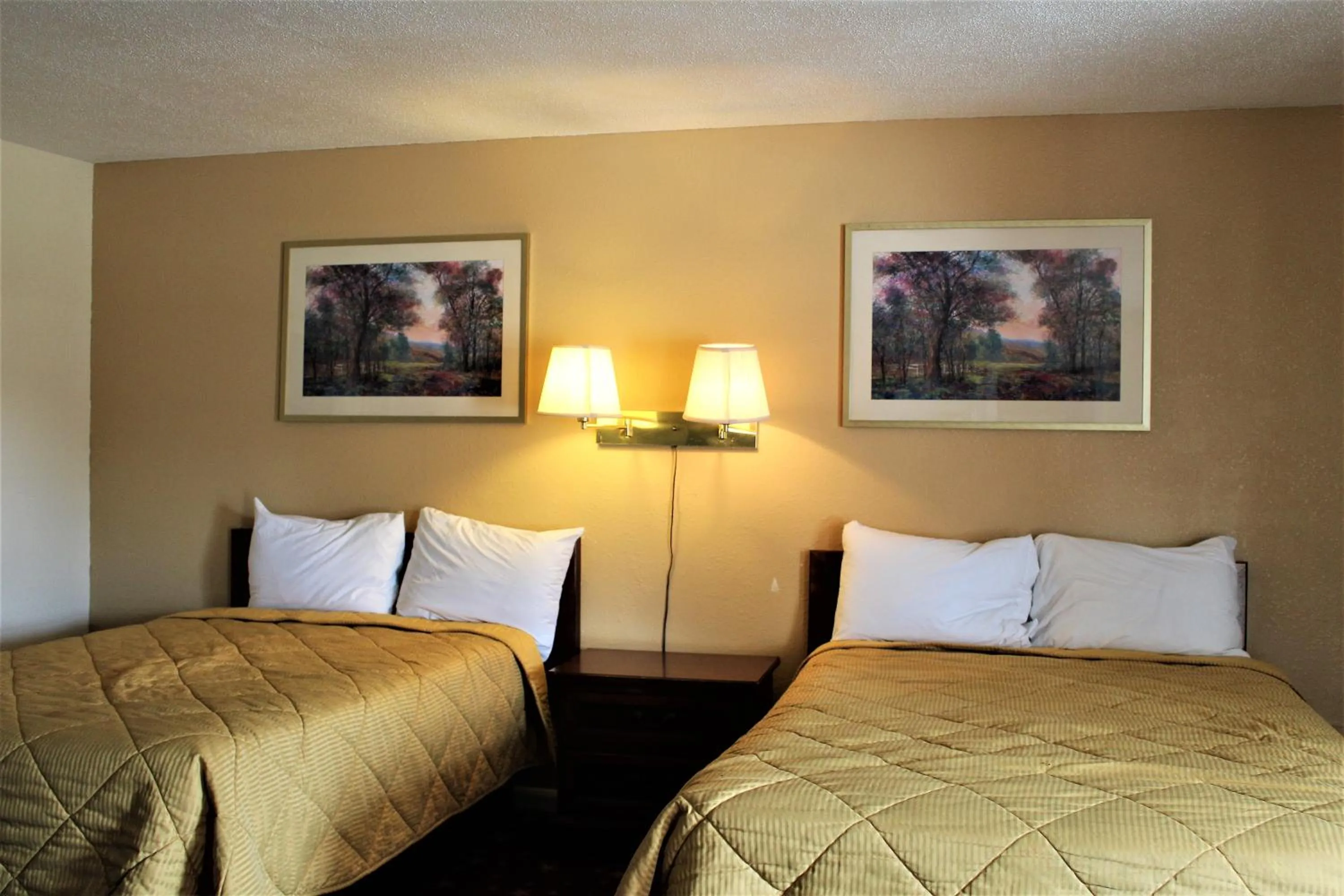 Photo of the whole room, Bed in Cascades Motel - Chattanooga