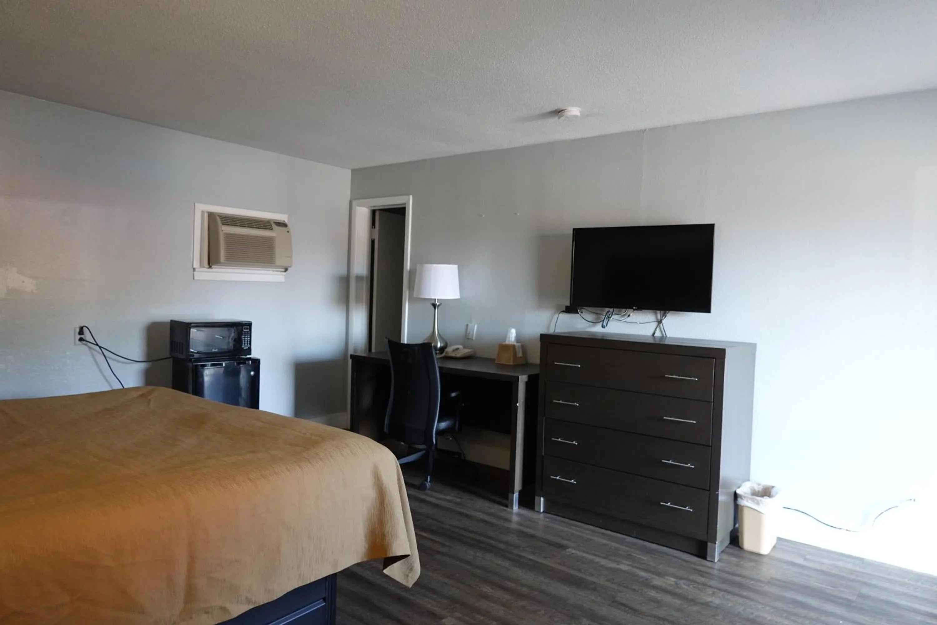 Bed in Cascades Motel - Chattanooga