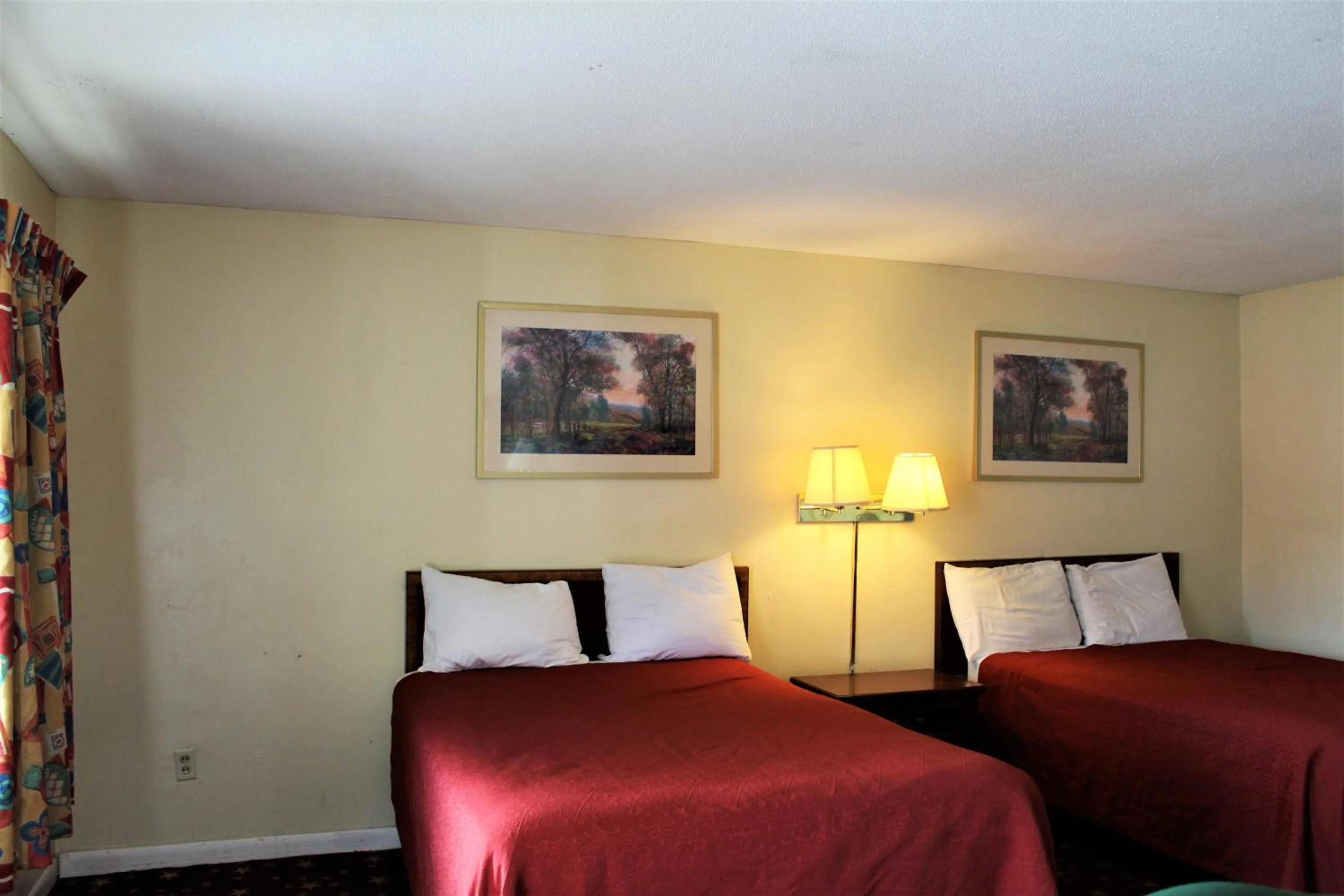 Photo of the whole room, Bed in Cascades Motel - Chattanooga