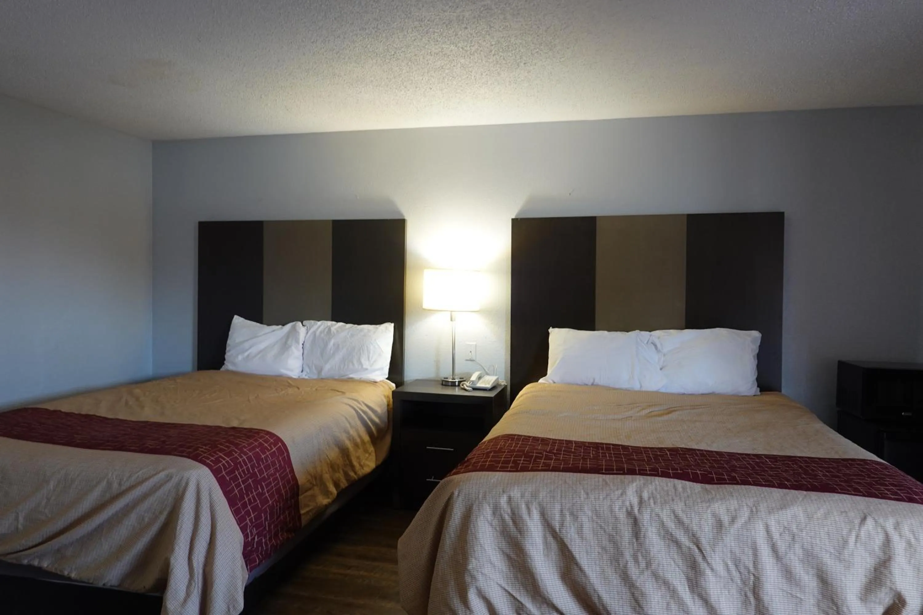 Bed in Cascades Motel - Chattanooga