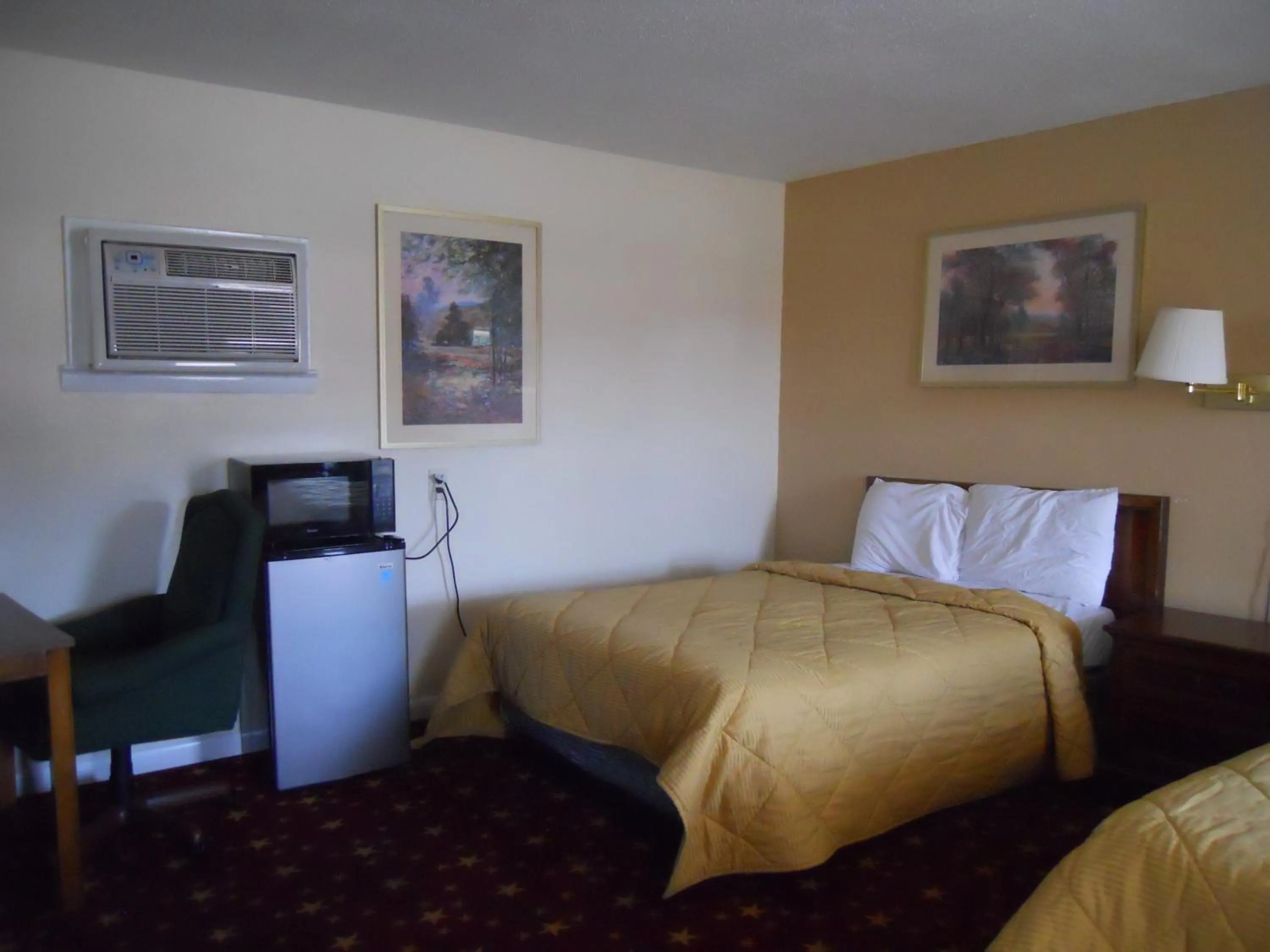 Bedroom, Bed in Cascades Motel - Chattanooga