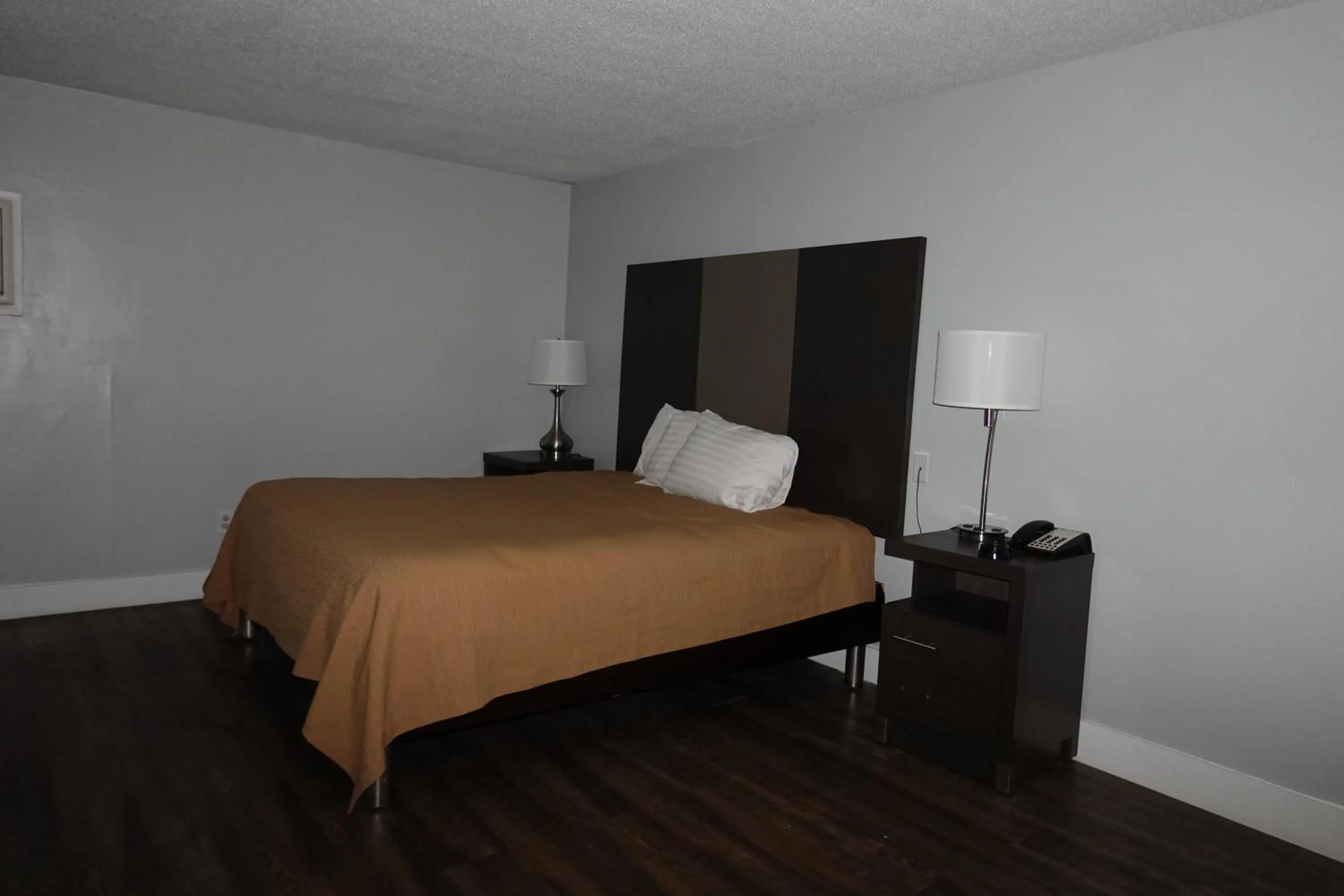 Bed in Cascades Motel - Chattanooga