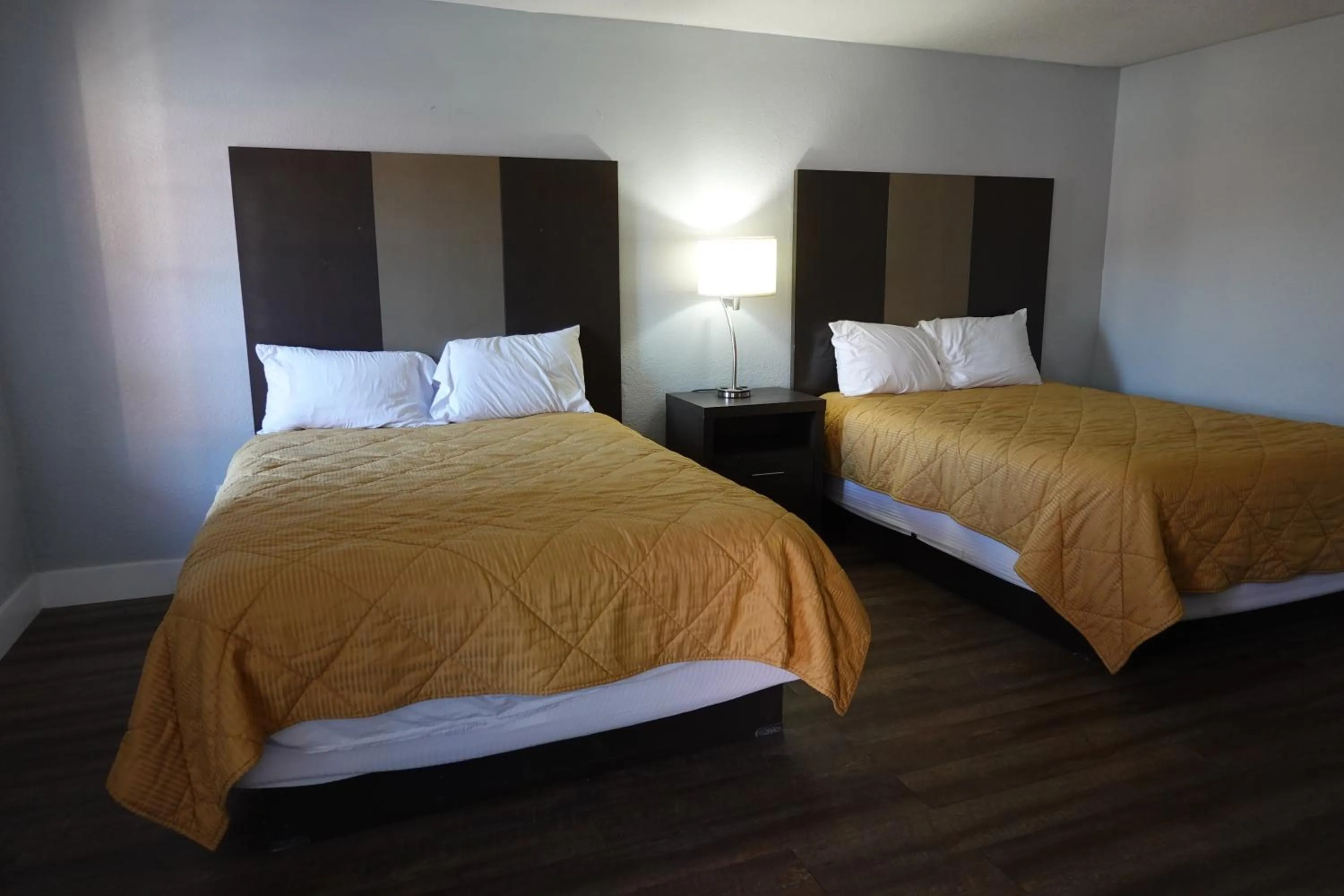 Bed in Cascades Motel - Chattanooga