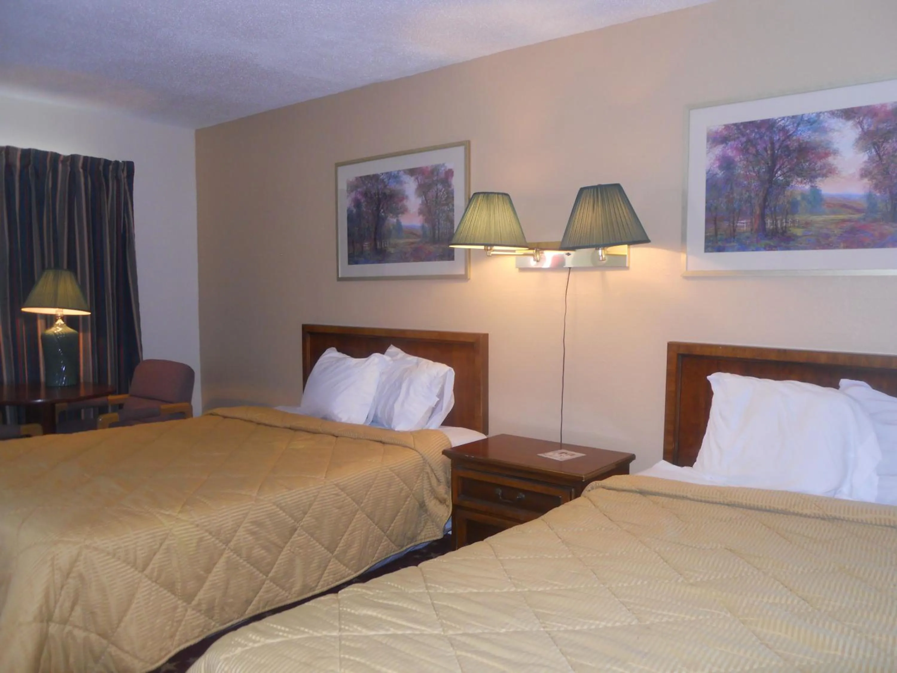 Bedroom, Bed in Cascades Motel - Chattanooga