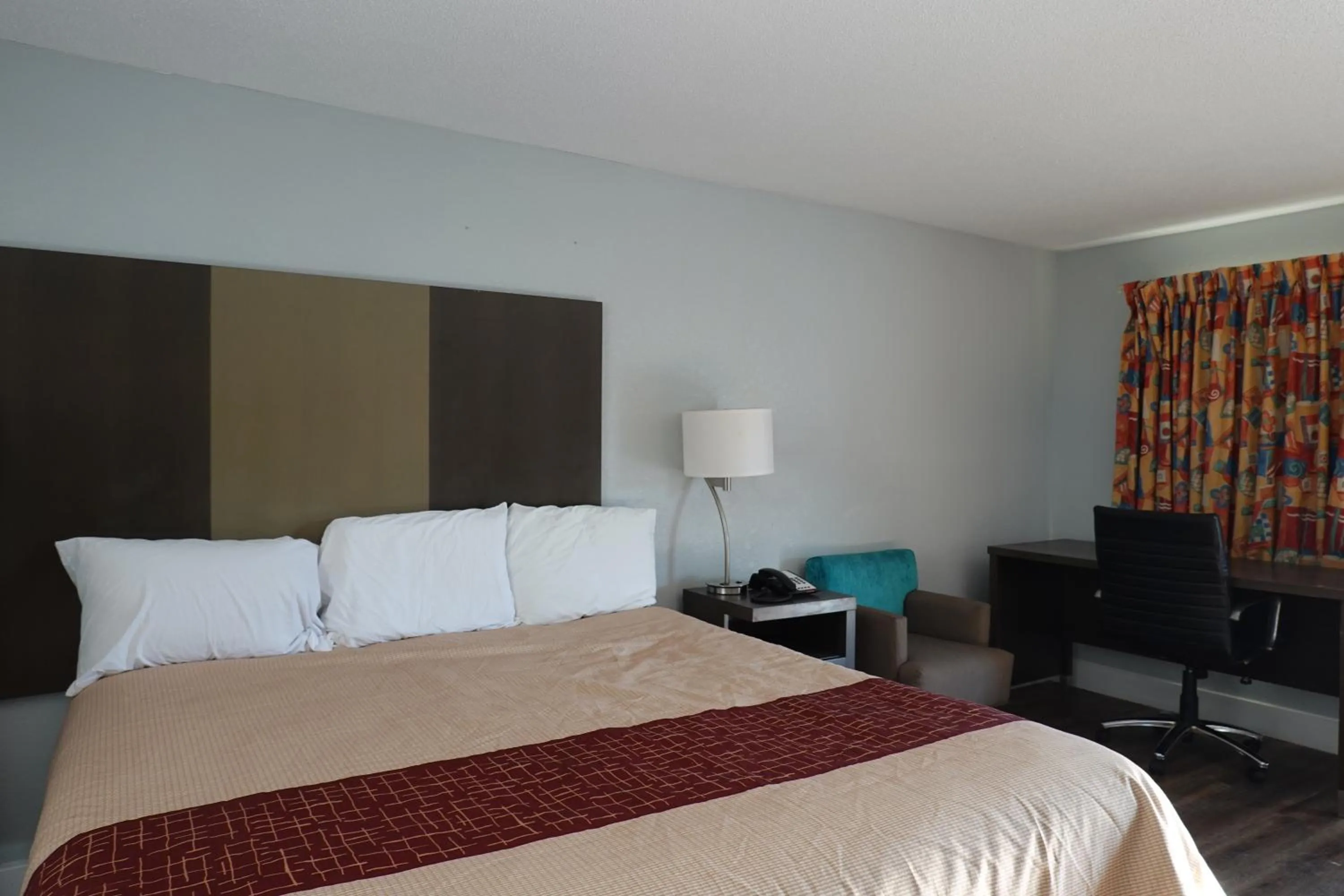 Bed in Cascades Motel - Chattanooga