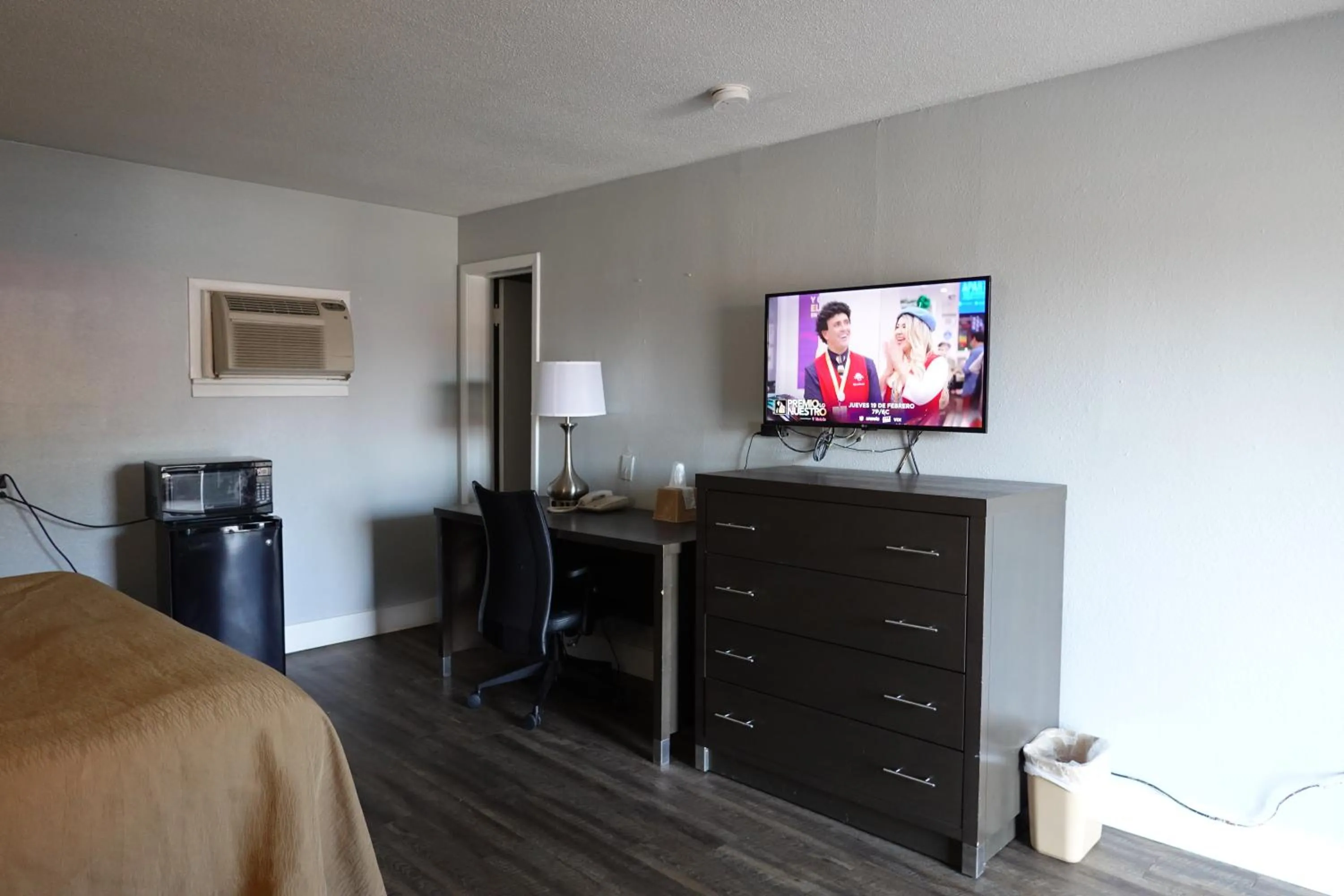 Bed in Cascades Motel - Chattanooga