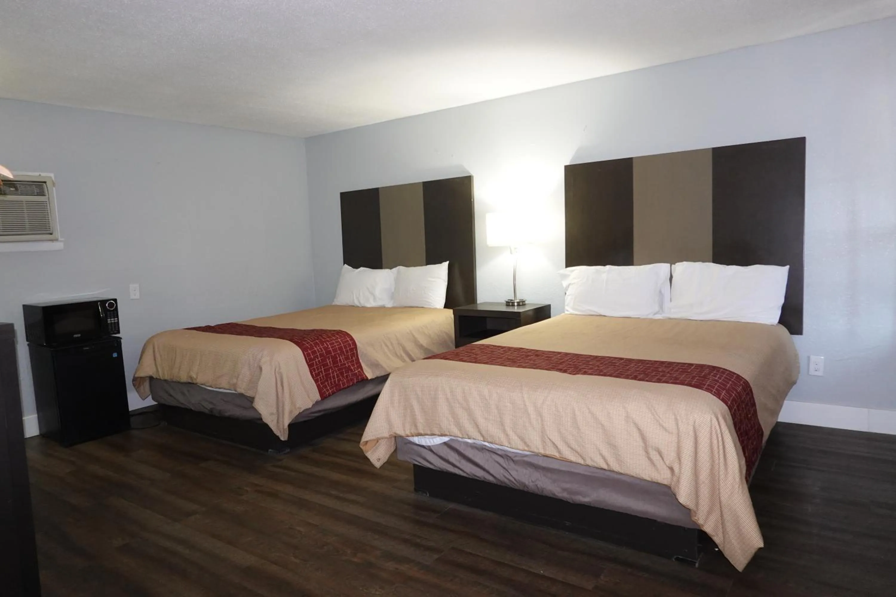 Bed in Cascades Motel - Chattanooga