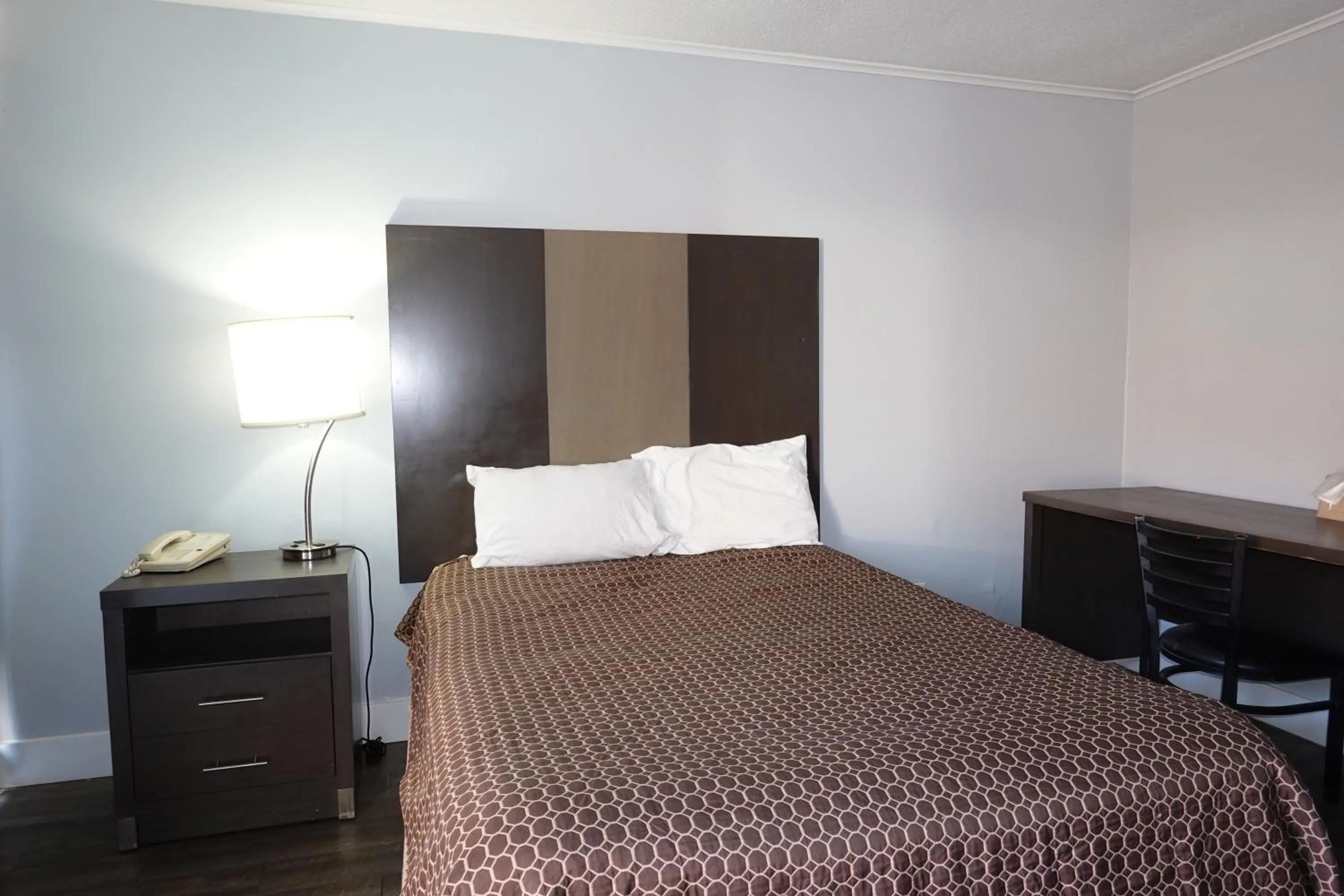 Bed in Cascades Motel - Chattanooga