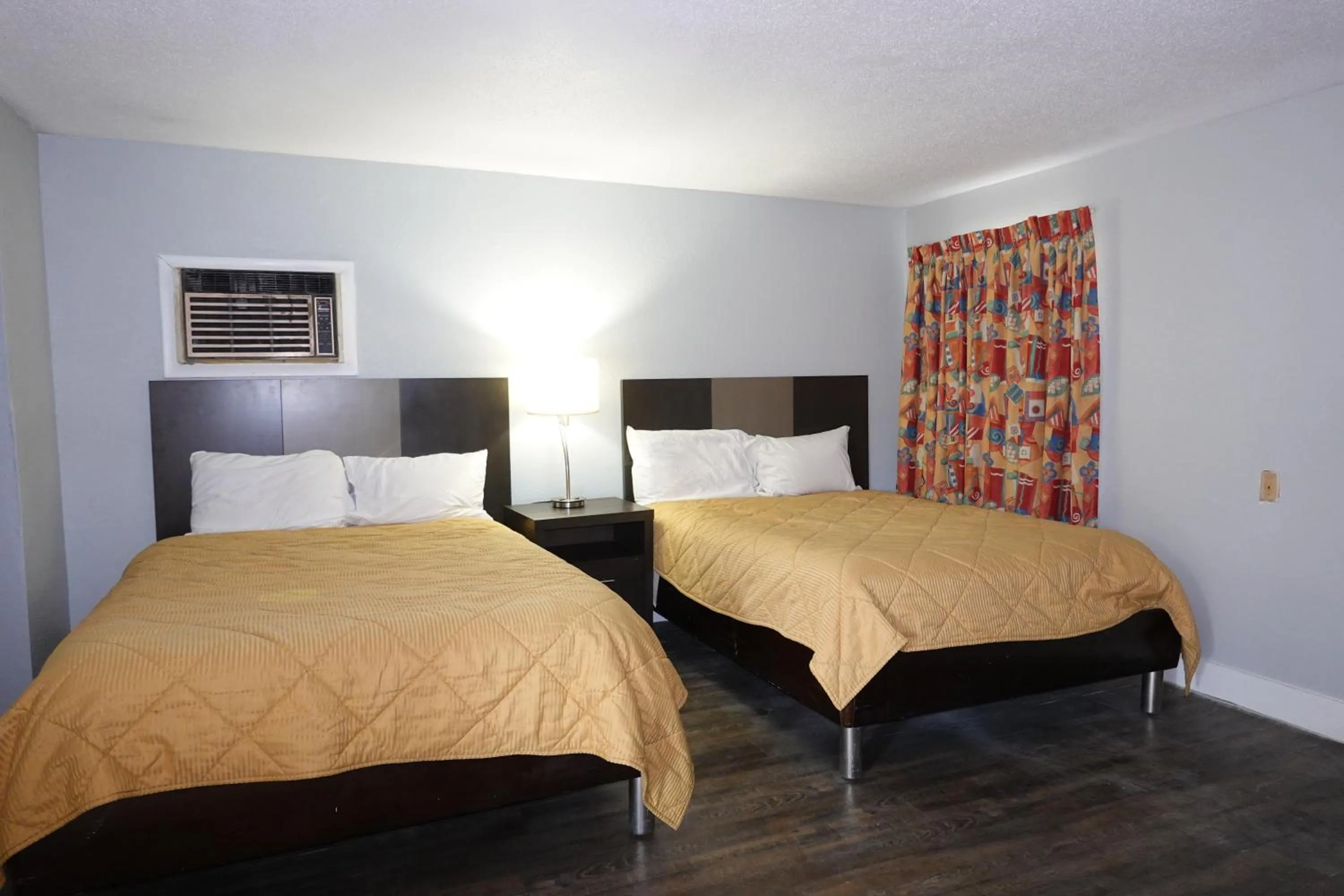 Bed in Cascades Motel - Chattanooga