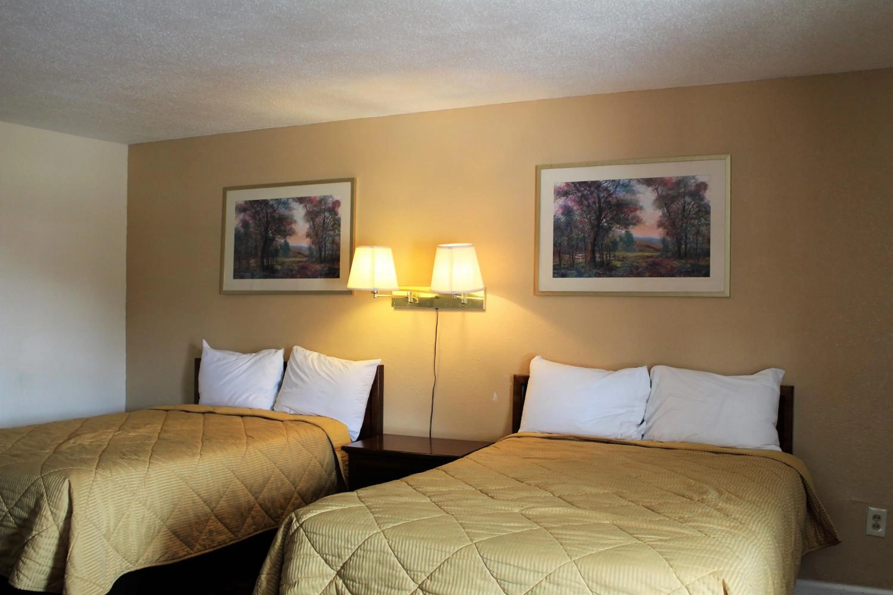 Photo of the whole room, Bed in Cascades Motel - Chattanooga