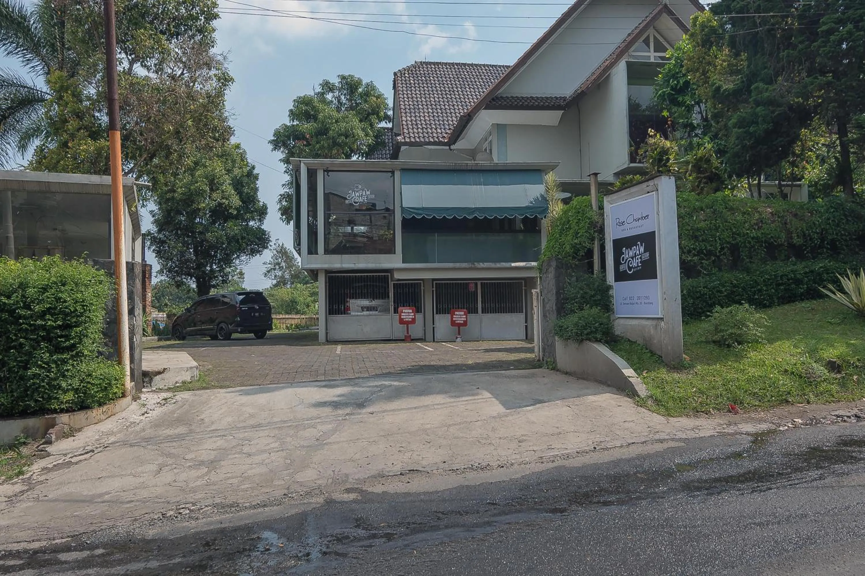 Facade/entrance in RedDoorz near UPI Setiabudi 2