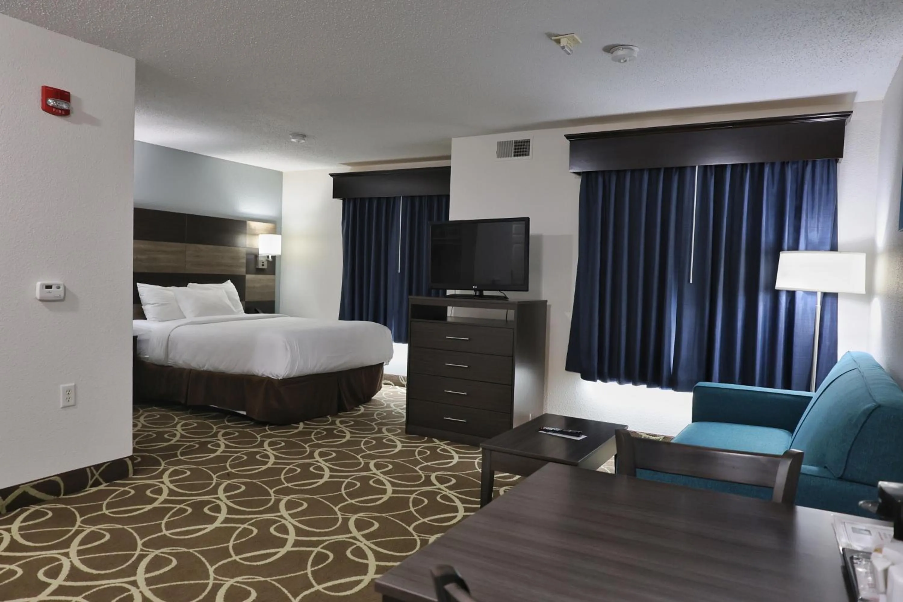 Photo of the whole room, Bed in MainStay Suites Madison Airport