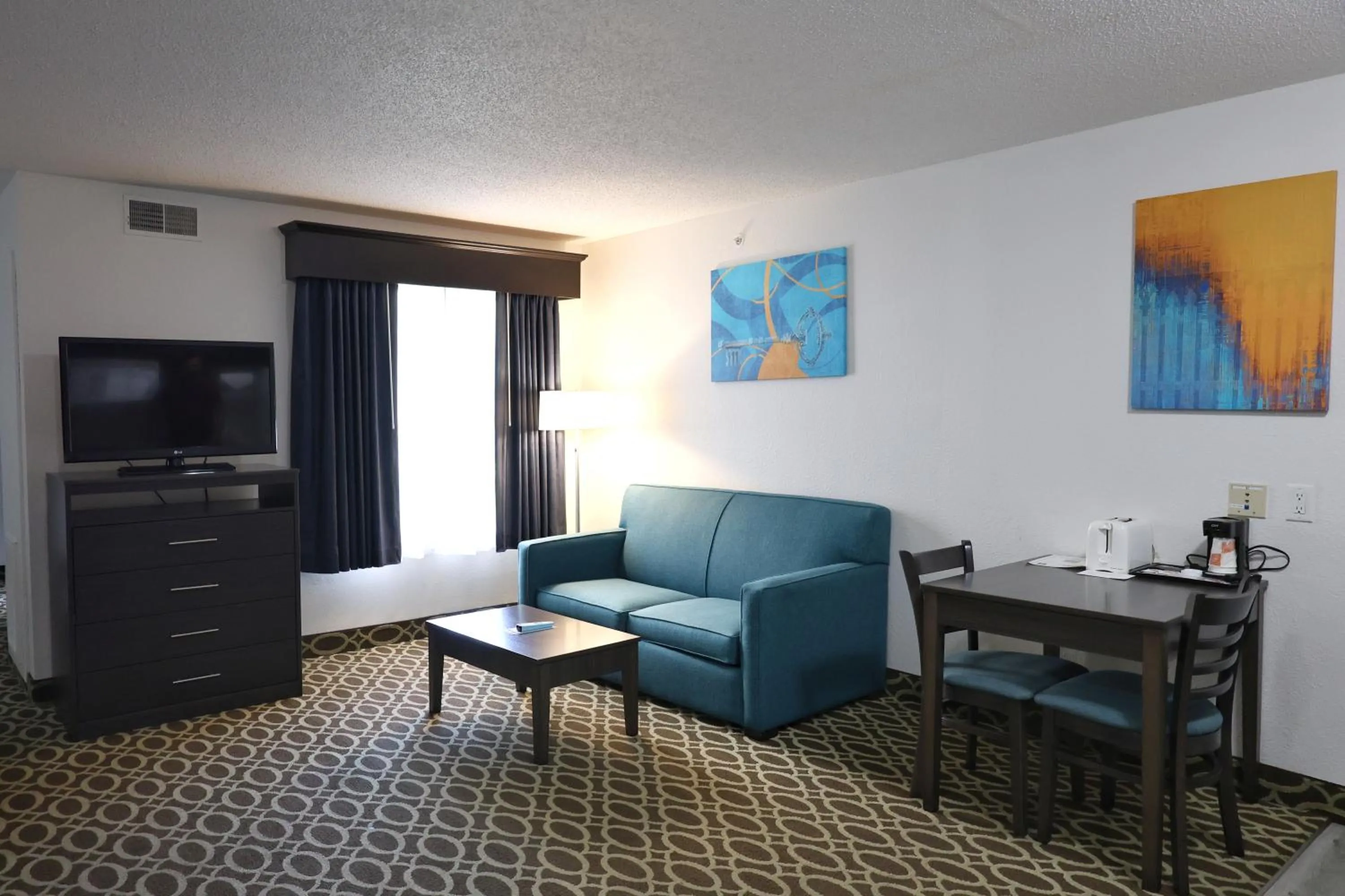 Living room in MainStay Suites Madison Airport