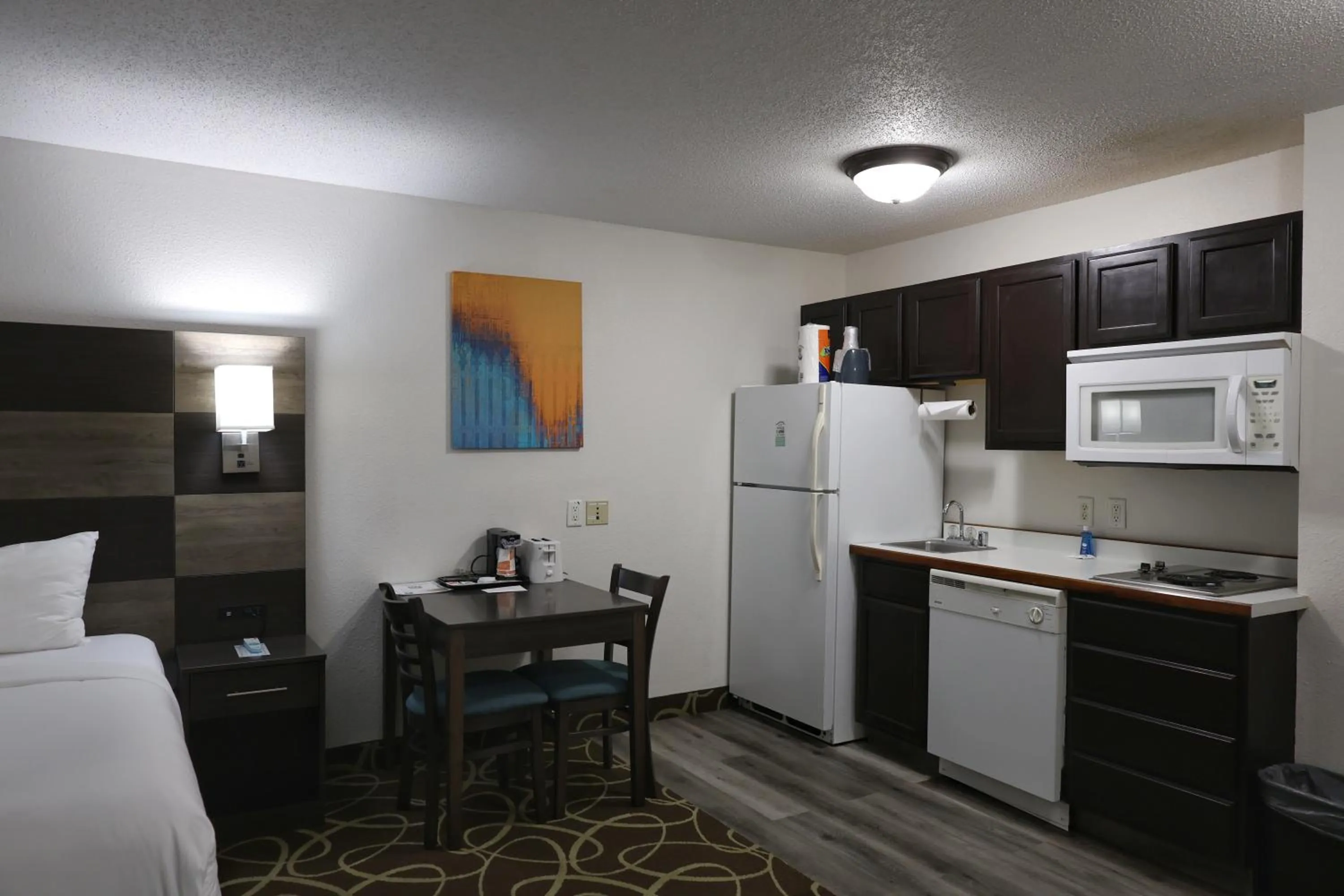 Kitchen or kitchenette in MainStay Suites Madison Airport