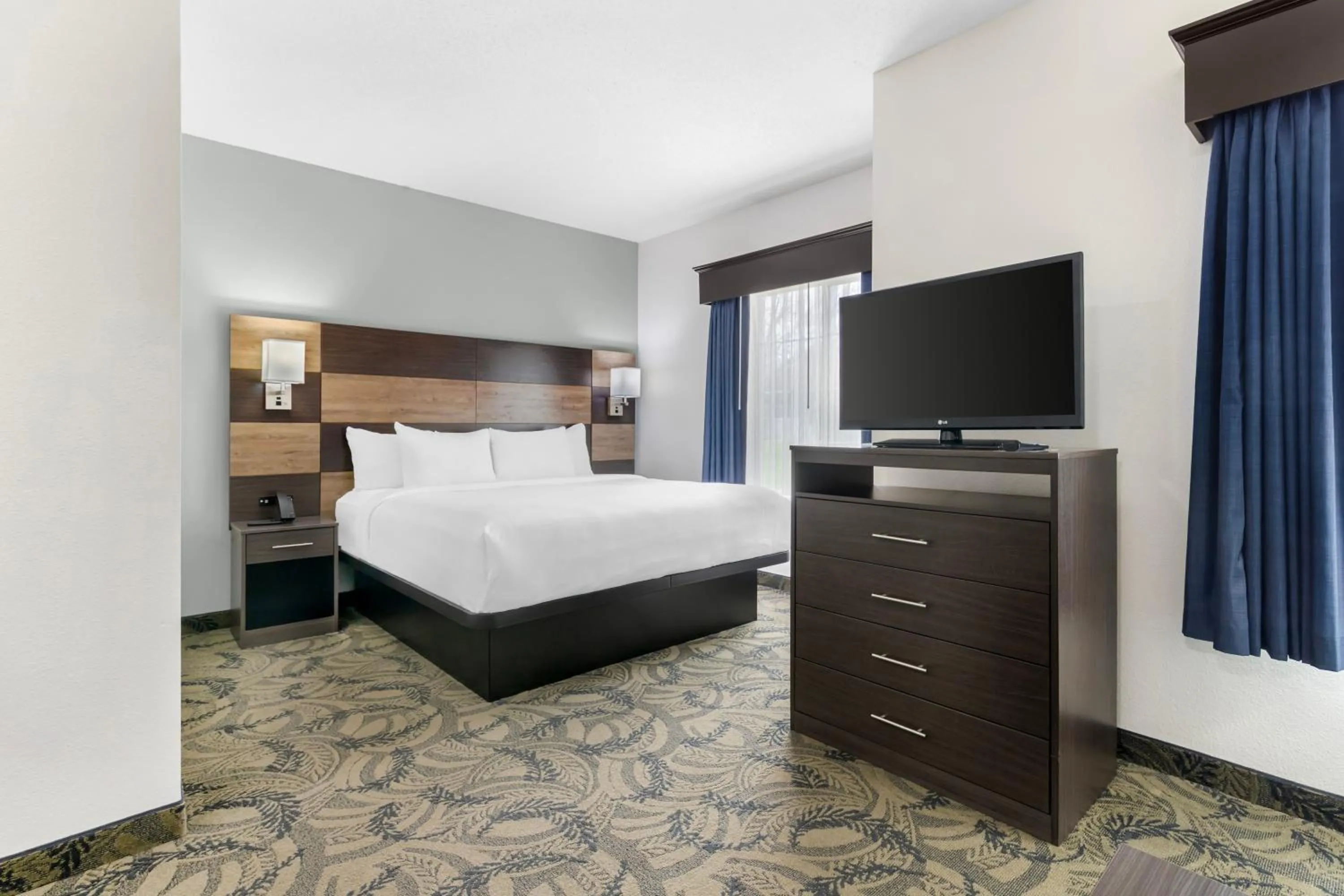 Bedroom, Bed in MainStay Suites Madison Airport