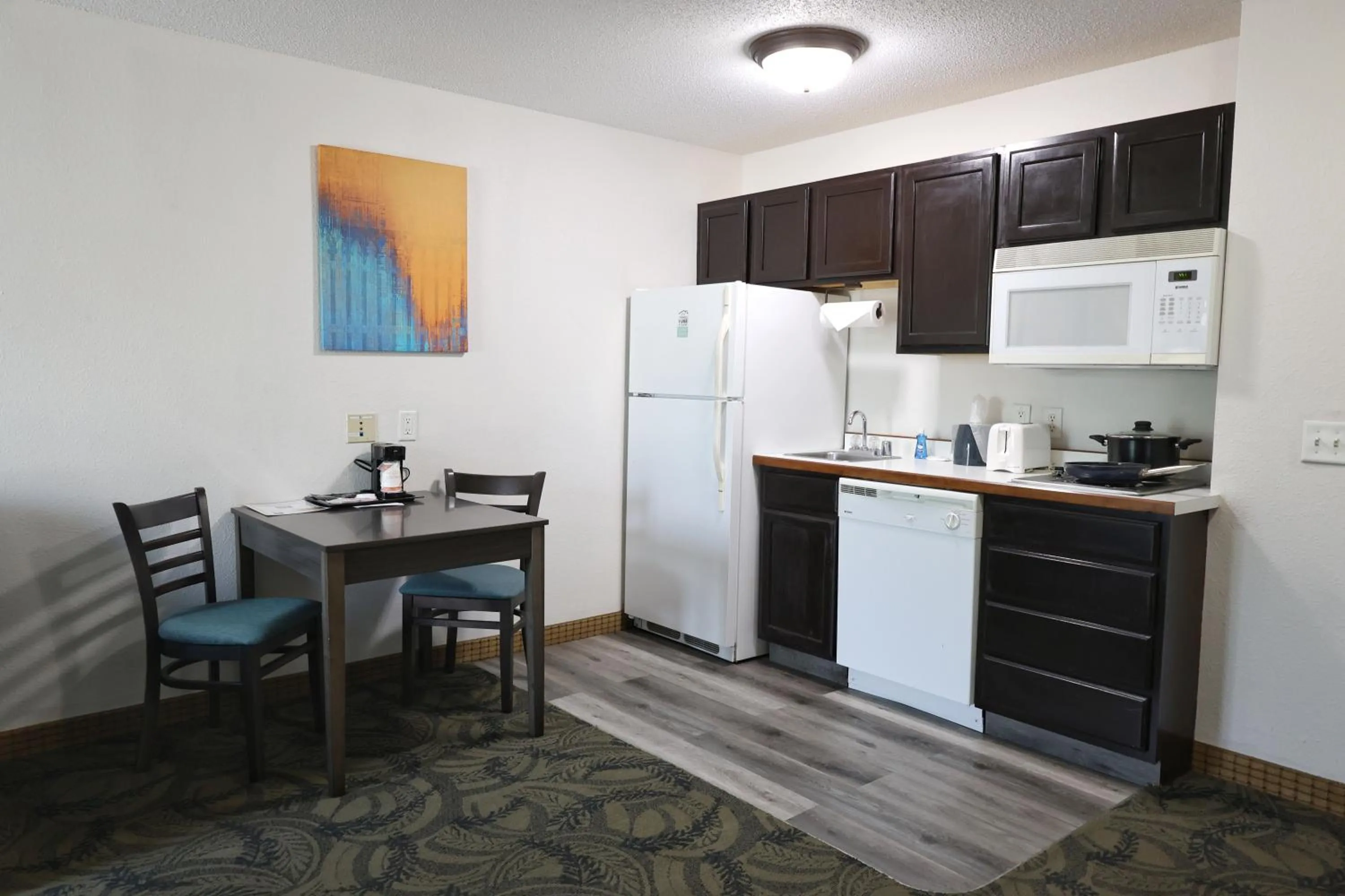 Kitchen or kitchenette in MainStay Suites Madison Airport